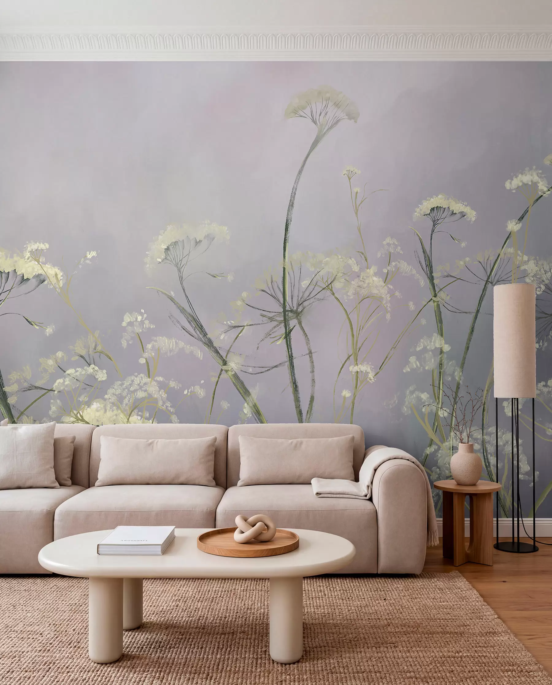 Fototapete Weiße Wildblumen in einem nebligen Feld mit weichem, verschwommenem grauem Hintergrund w00903