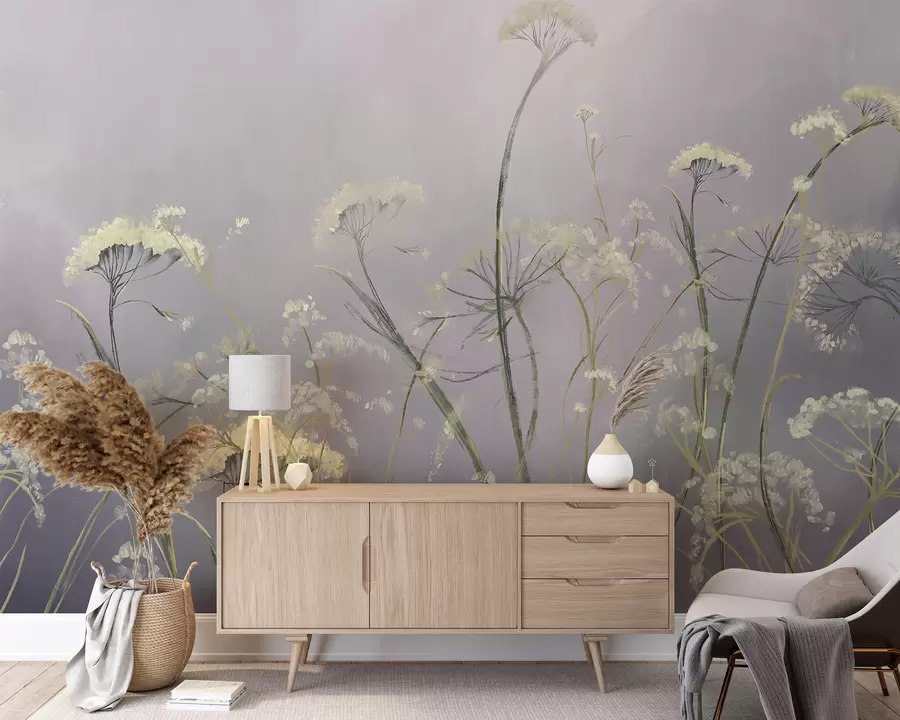 Fototapete Weiße Wildblumen in einem nebligen Feld mit weichem, verschwommenem grauem Hintergrund w00903