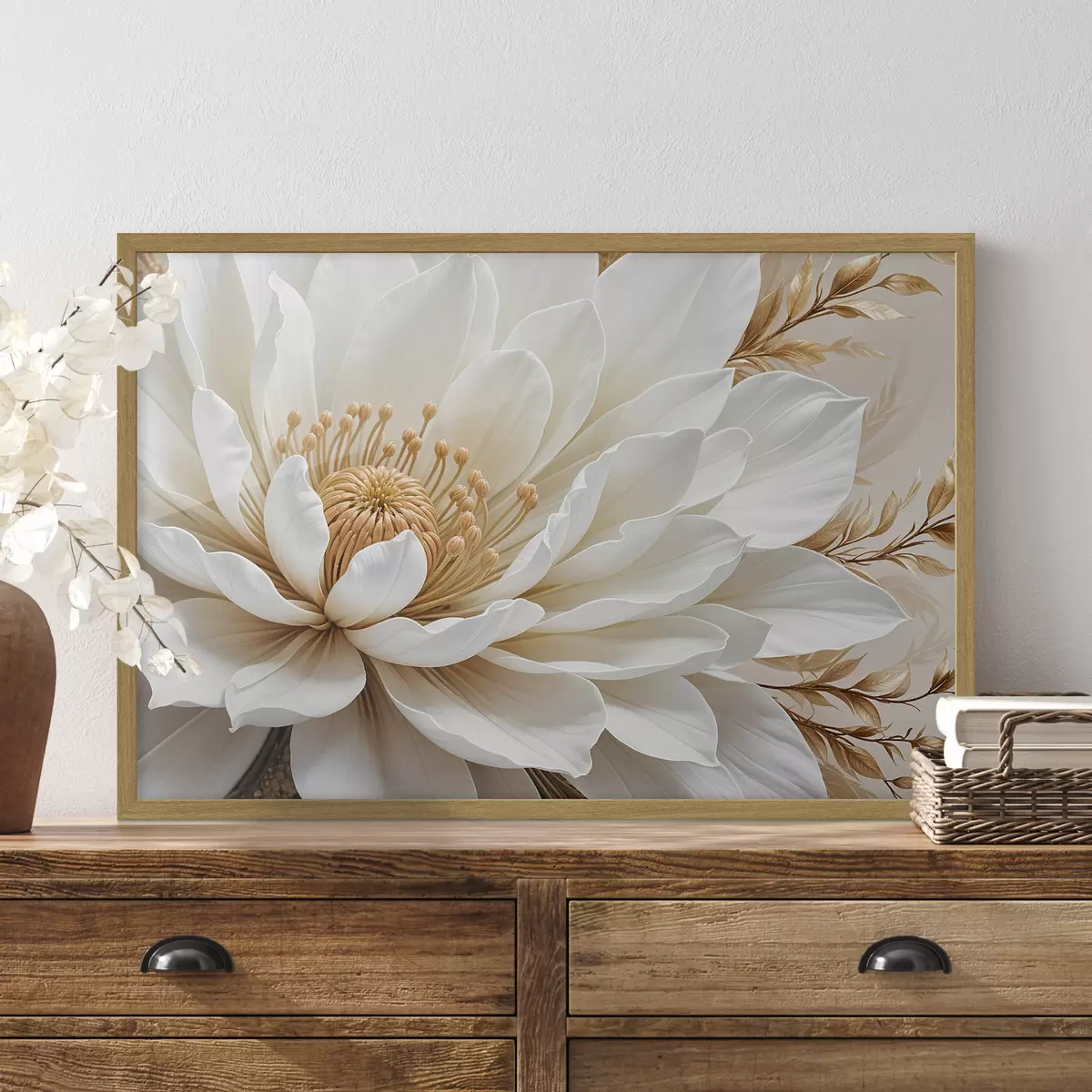 Poster Eine Nahaufnahme einer großen, weißen Dahlienblüte mit zarten Blütenblättern und einer leuchtend gelben Mitte f39508