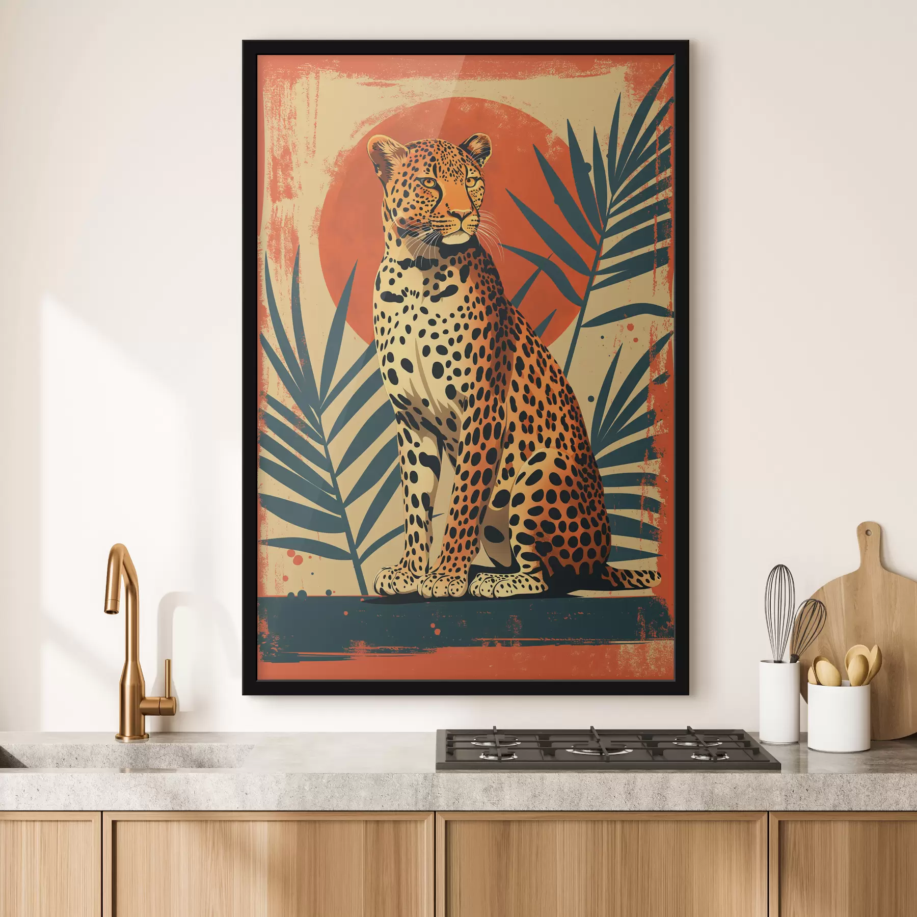 Fototapete Leopardenblick: eine mutige Komposition mit sommerlichen Palmblättern auf leuchtend rotem Hintergrund f39635