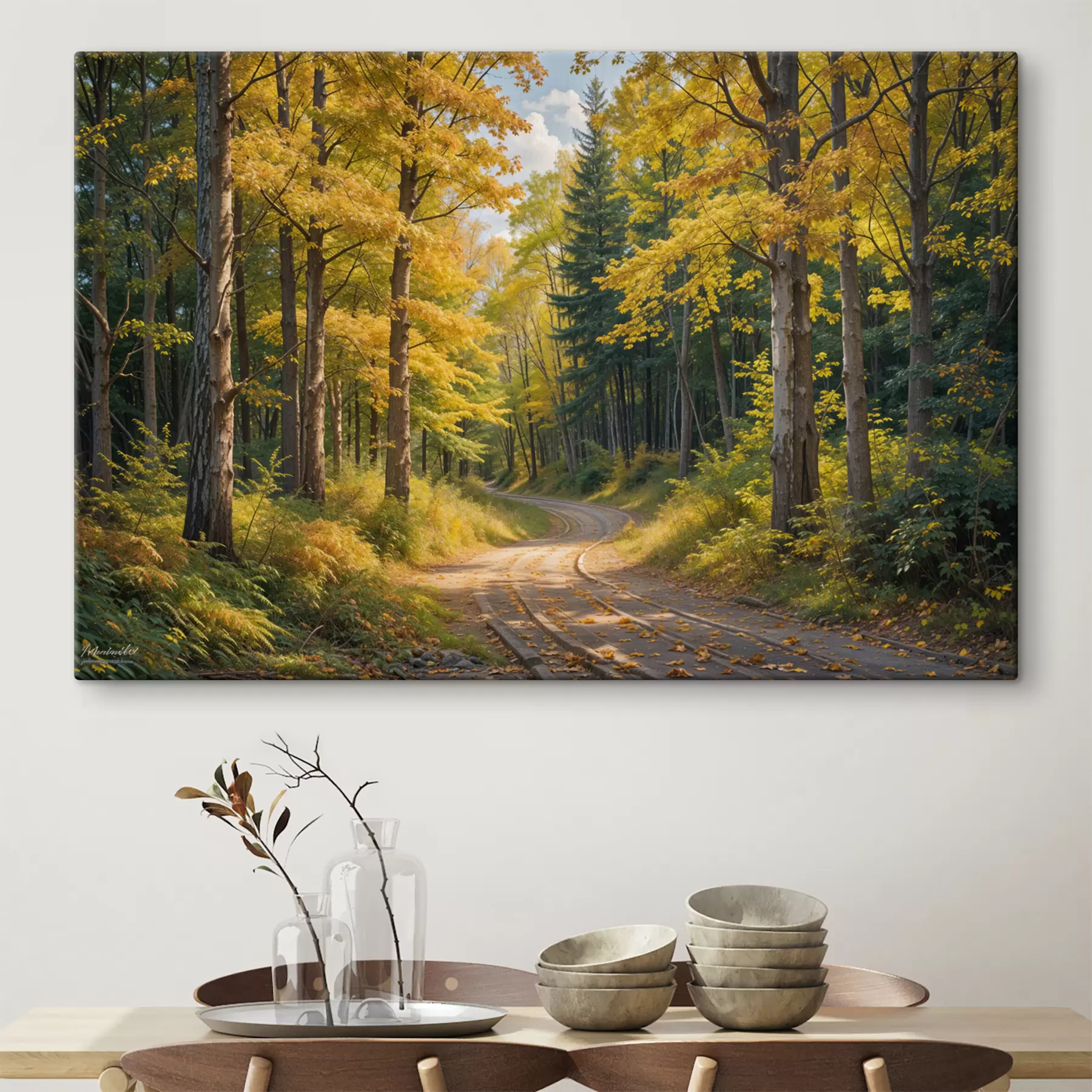 Fototapete Ein Feldweg, der sich im Herbst durch einen Wald schlängelt, mit hohen Bäumen auf beiden Seiten  s40031