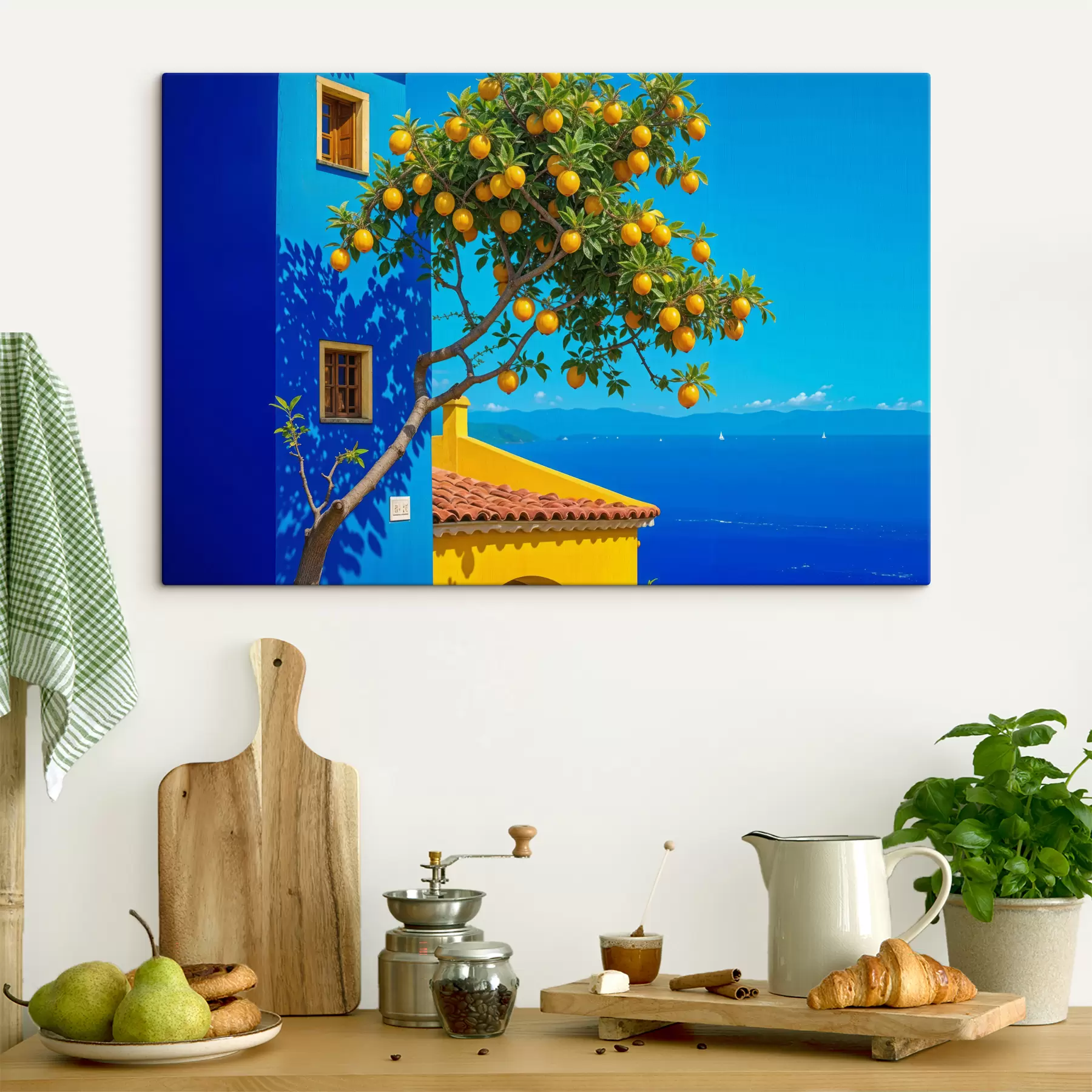 Fototapete Ein Orangenbaum mit reifen Früchten wächst auf einem Gebäude mit blauer Wand und Ziegeldach mit Blick auf den Ozean s40159