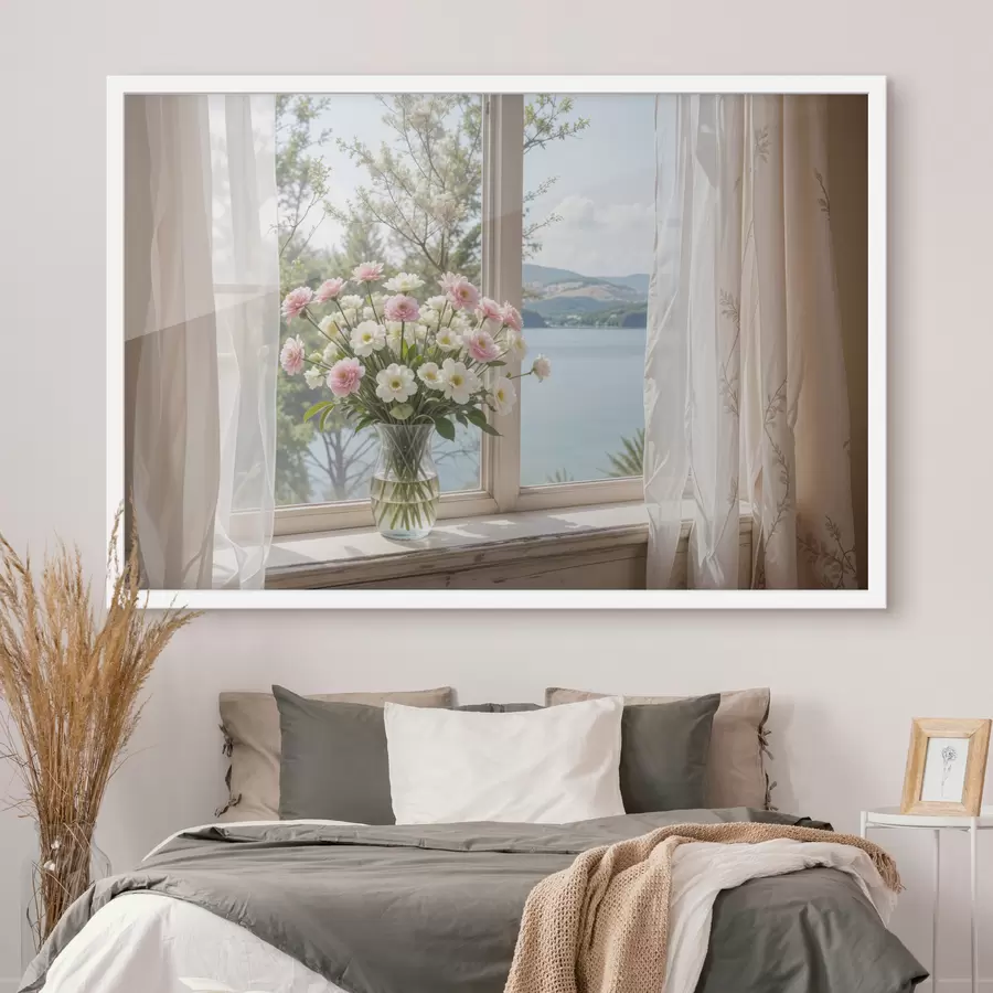 Fototapete Ein Strauß rosafarbener und weißer Blumen in einer Glasvase auf einer Fensterbank mit malerischem Blick auf See und Berge f40151