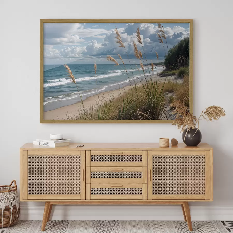 Fototapete Ein malerischer Strand mit hohem Gras, das im Wind weht, mit Blick auf das Meer mit brechenden Wellen und einem bewölkten Himmel f40161