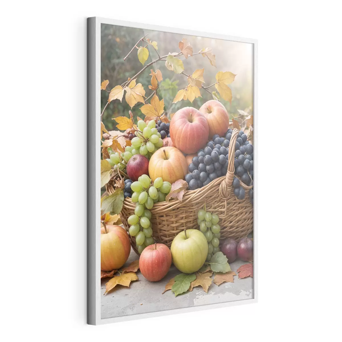 Poster Ein Korb mit verschiedenen Herbstfrüchten, darunter Äpfel, Trauben und Birnen, umgeben von abgefallenen Blättern f40409