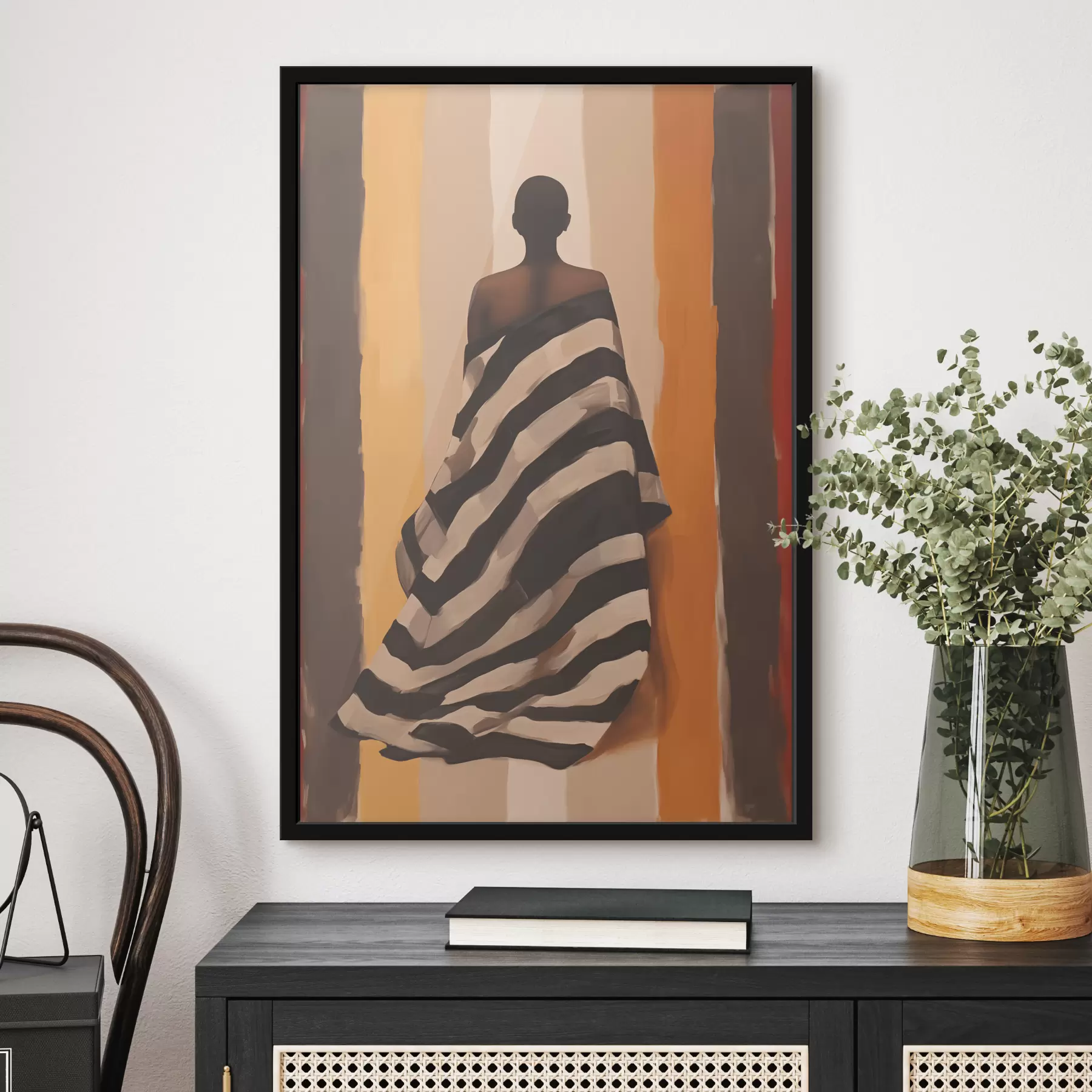 Fototapete Silhouette einer Afroamerikanerin in einem gestreiften Umhang auf einem Hintergrund mit vertikalen Streifen, schwarz, beige, gelb, rot, braun f40487
