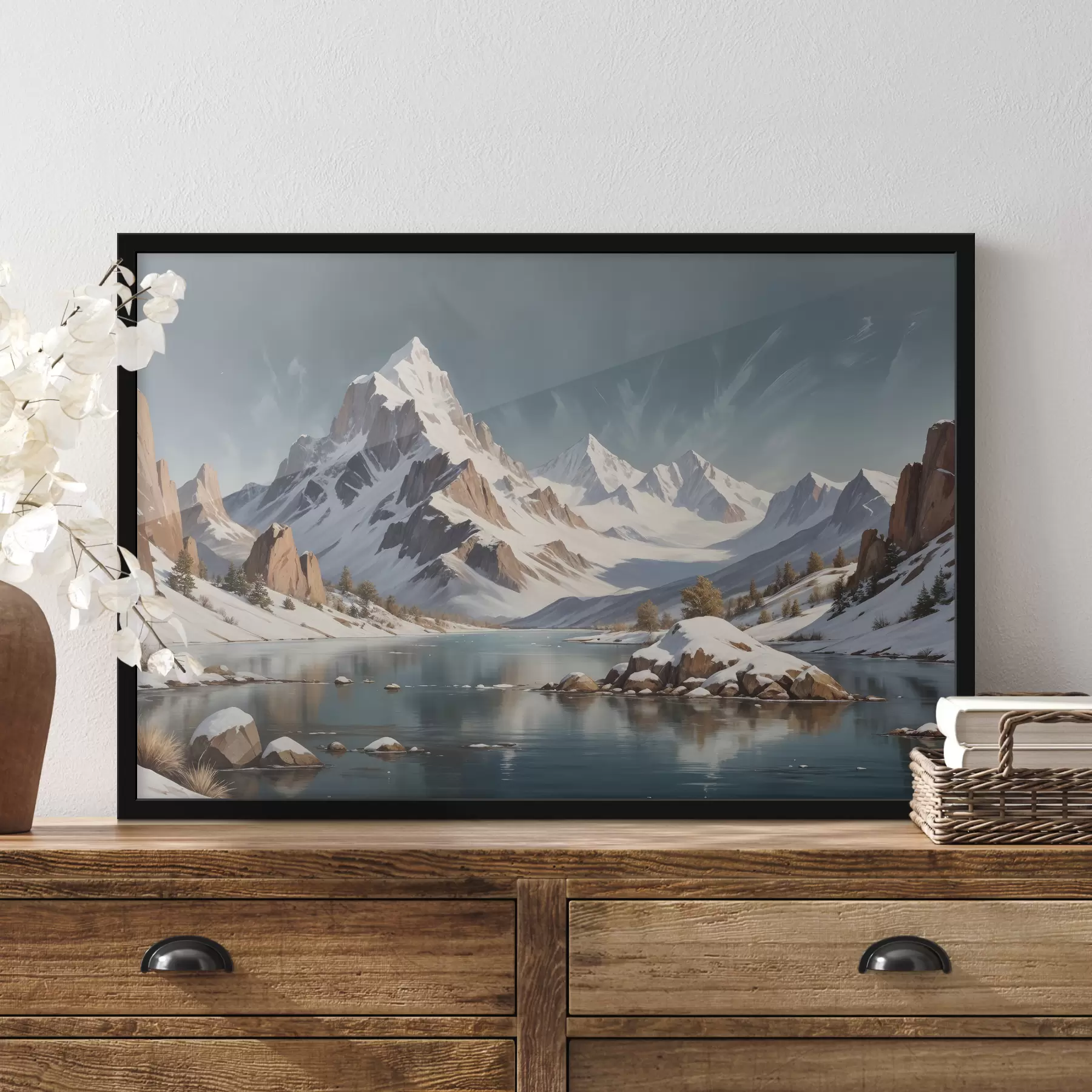Fototapete Eine schneebedeckte Bergkette spiegelt sich in einem ruhigen See, mit Booten auf dem Wasser und einem dramatischen Wolkenhimmel f40551