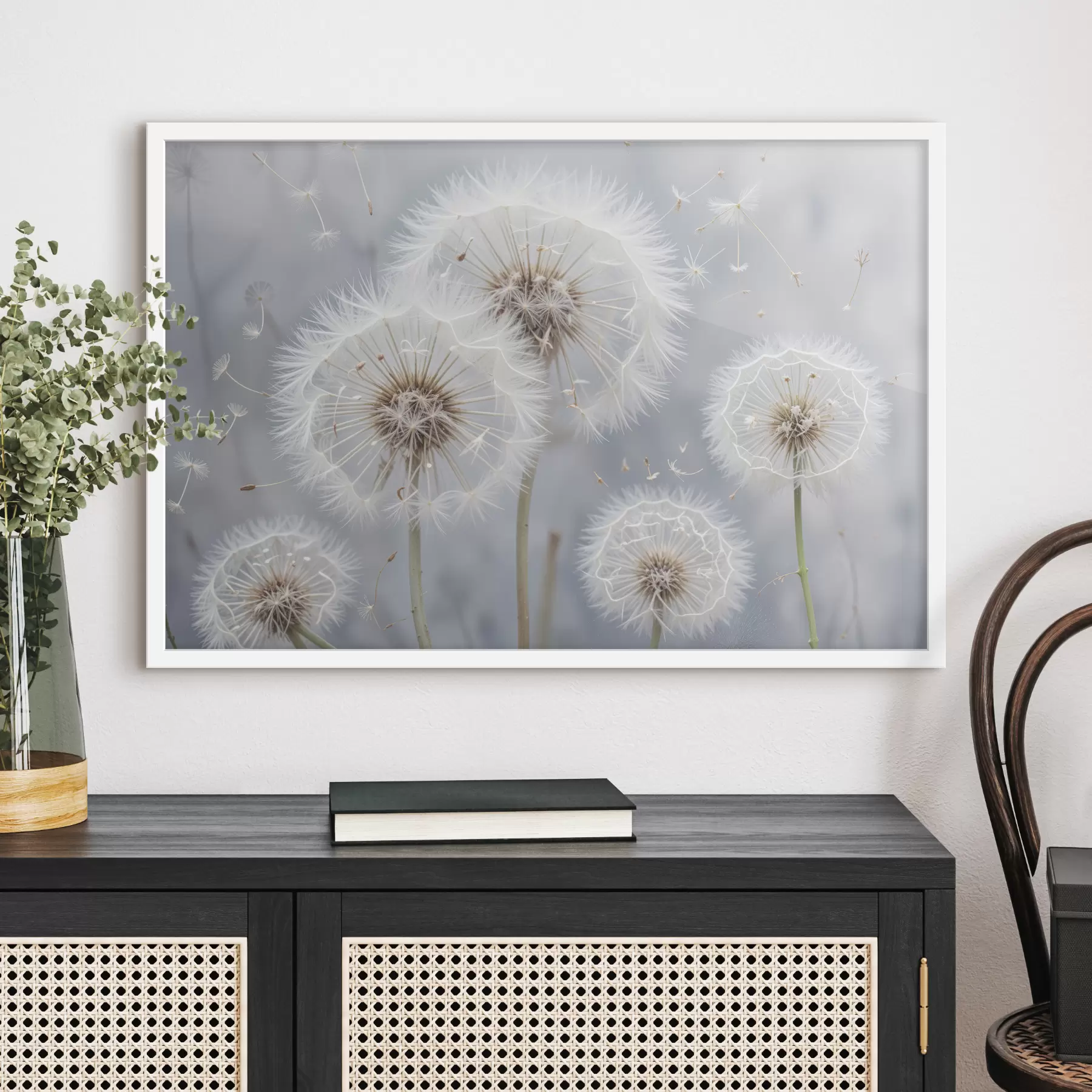 Fototapete Weiße Löwenzahnblüten mit flauschigen Samen vor einem verschwommenen grauen Hintergrund f40556