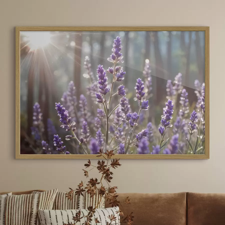 Fototapete Lila Lavendelblüten auf einem Feld mit verschwommenem Waldhintergrund und durchfallendem Sonnenlicht f40570