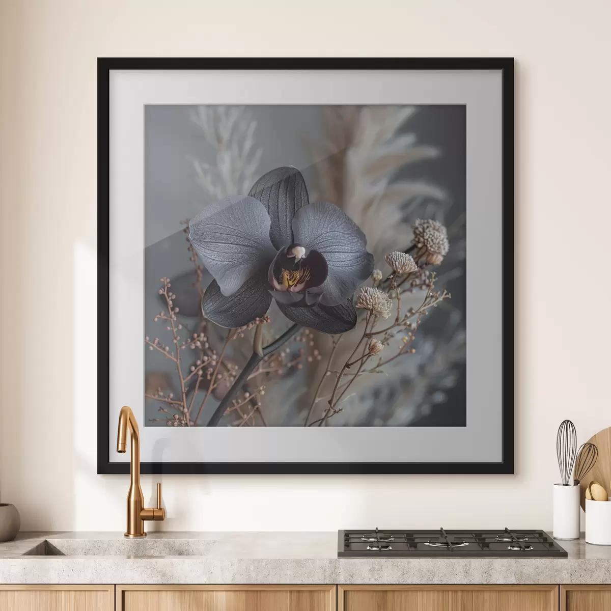 Poster Elegantes Blumenarrangement aus schwarzen Orchideen und anderen Trockenblumen f40661
