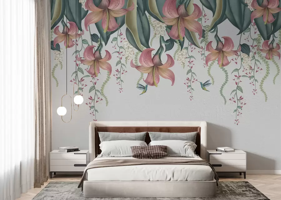 Fototapete Zartes botanisches Motiv mit hängenden Lilien, Blumen und Kolibris auf einer hellen Wand w01523v1