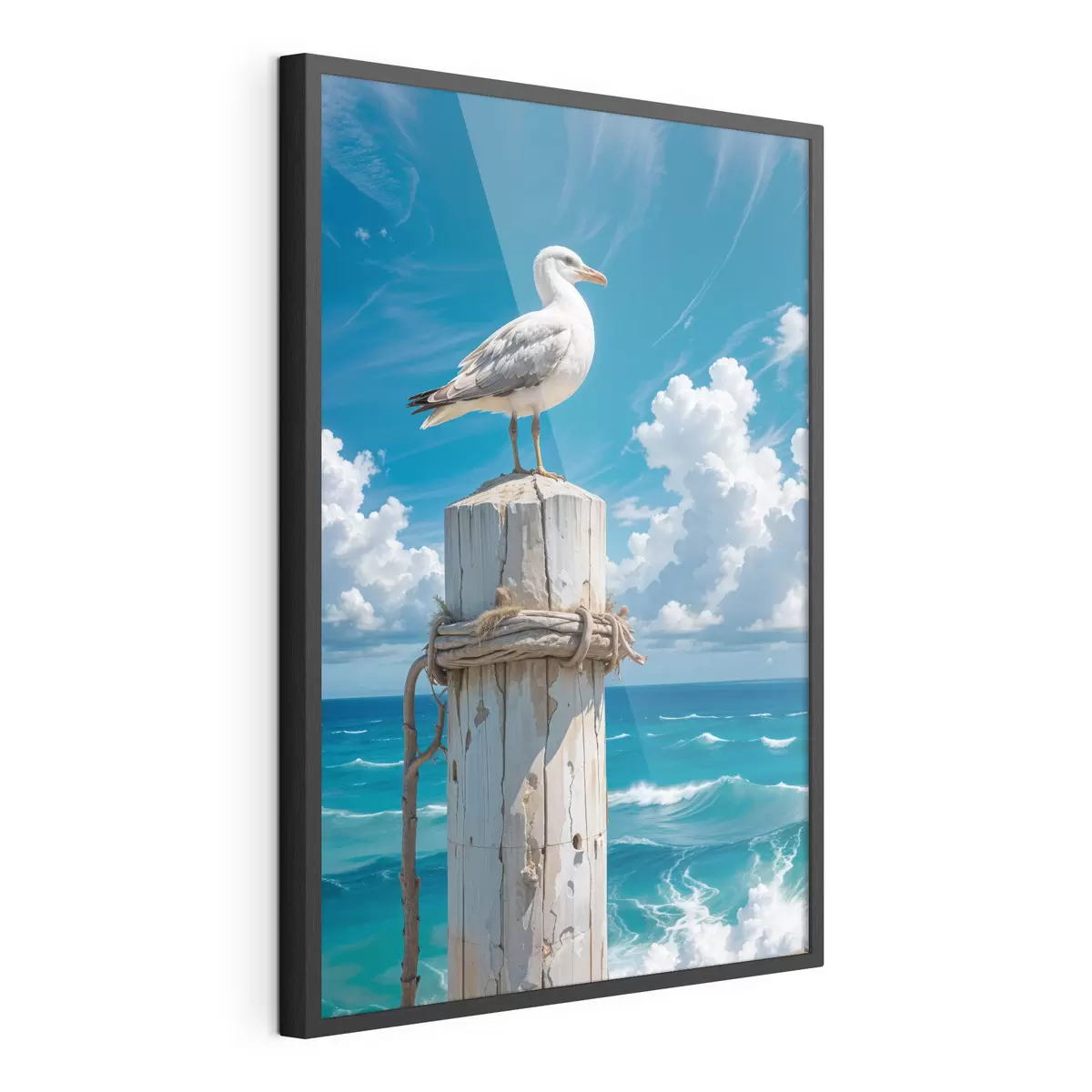 Poster Eine weiße Möwe sitzt auf einem Holzpfosten vor einem strahlend blauen Himmel und einem wogenden Meer f40590