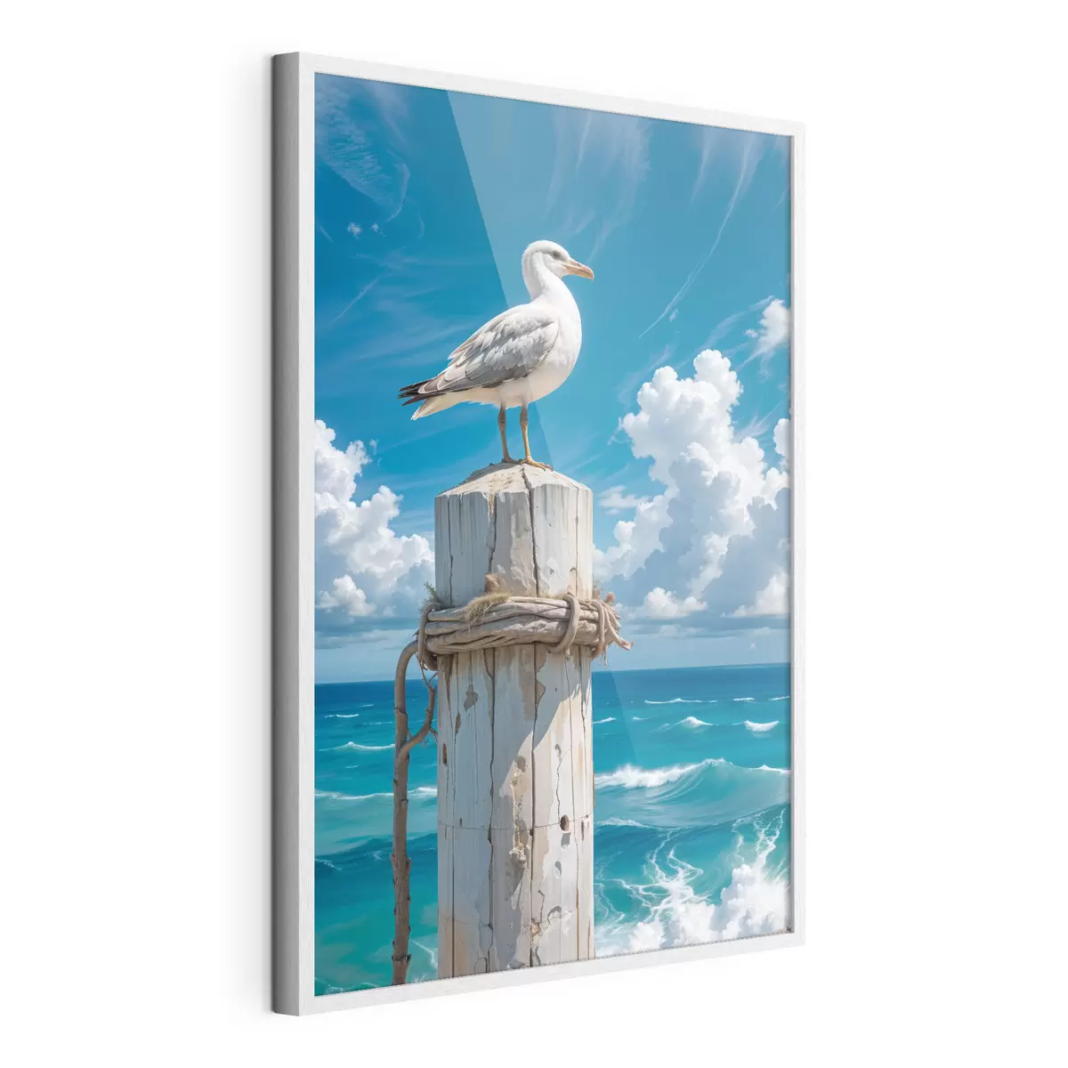 Poster Eine weiße Möwe sitzt auf einem Holzpfosten vor einem strahlend blauen Himmel und einem wogenden Meer f40590