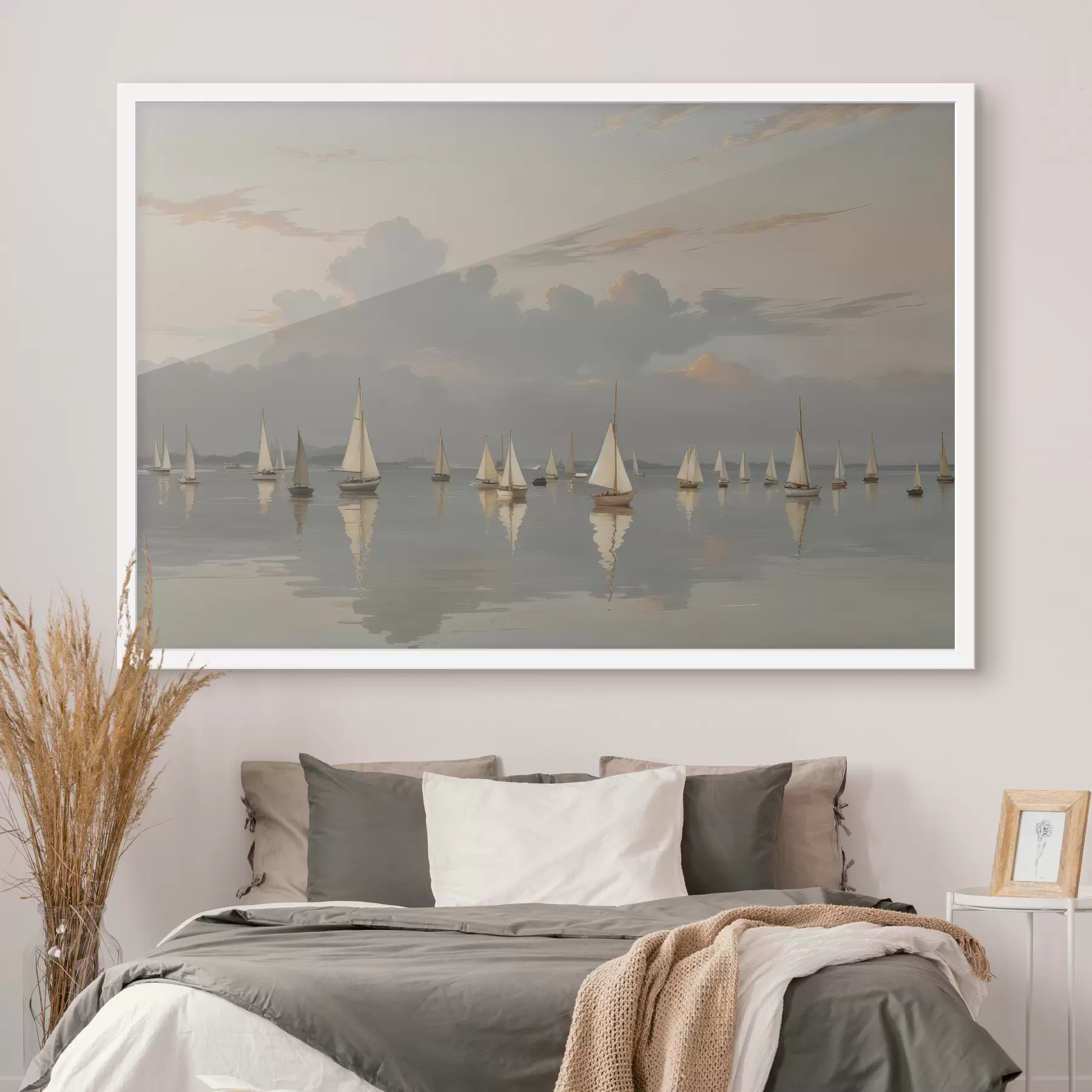 Fototapete Eine Flotte weißer Segelboote auf einem ruhigen, spiegelnden Gewässer bei Sonnenuntergang, mit einem bewölkten Himmel im Hintergrund f40615