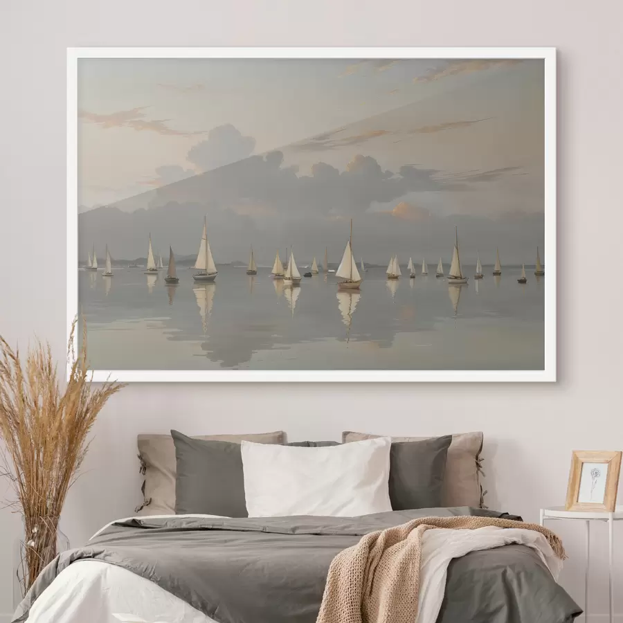 Fototapete Eine Flotte weißer Segelboote auf einem ruhigen, spiegelnden Gewässer bei Sonnenuntergang, mit einem bewölkten Himmel im Hintergrund f40615