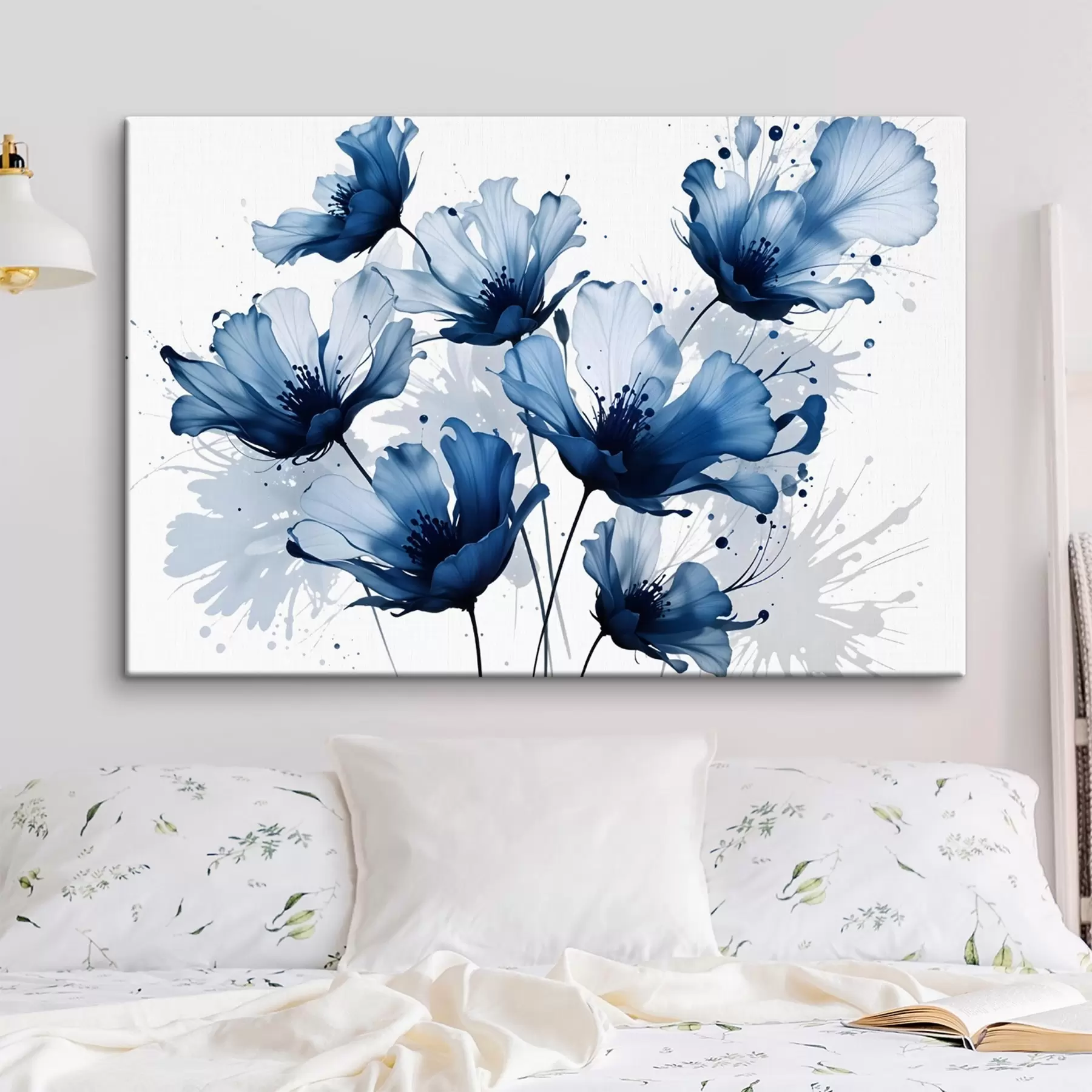Fototapete Abstrakte große blaue und weiße Blumen mit weichen, verschwommenen Blütenblättern vor einem weißen Hintergrund s41082
