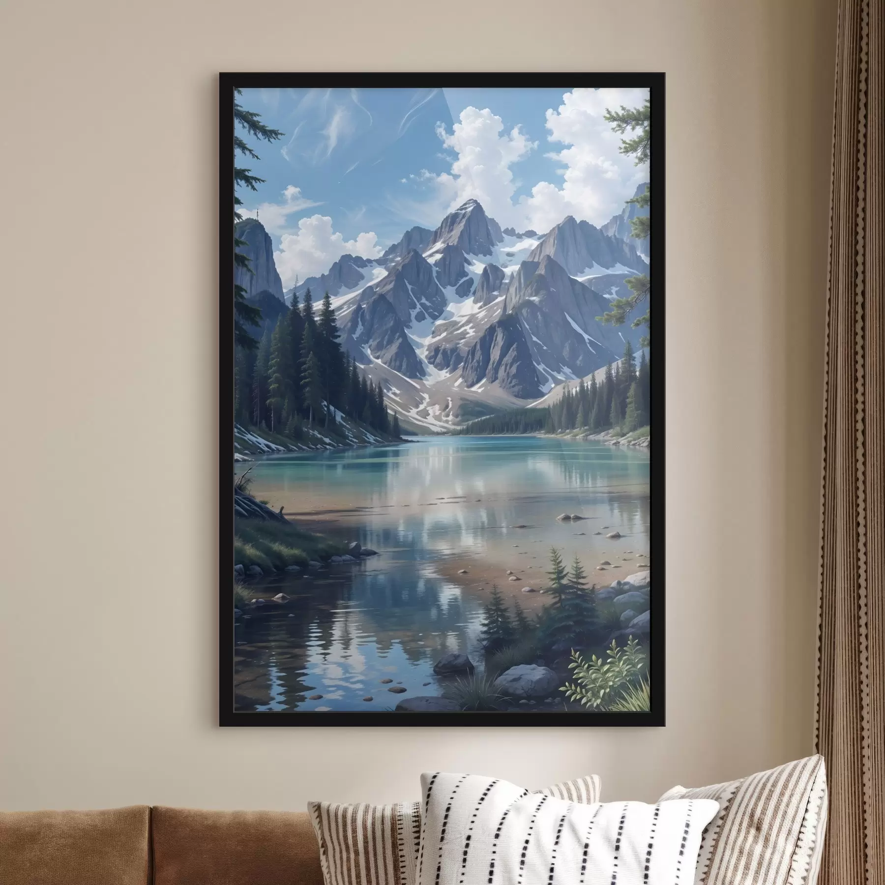 Fototapete Ein ruhiger Alpensee, umgeben von majestätischen schneebedeckten Bergen, mit einem dichten Wald und einem bewölkten Himmel f41264