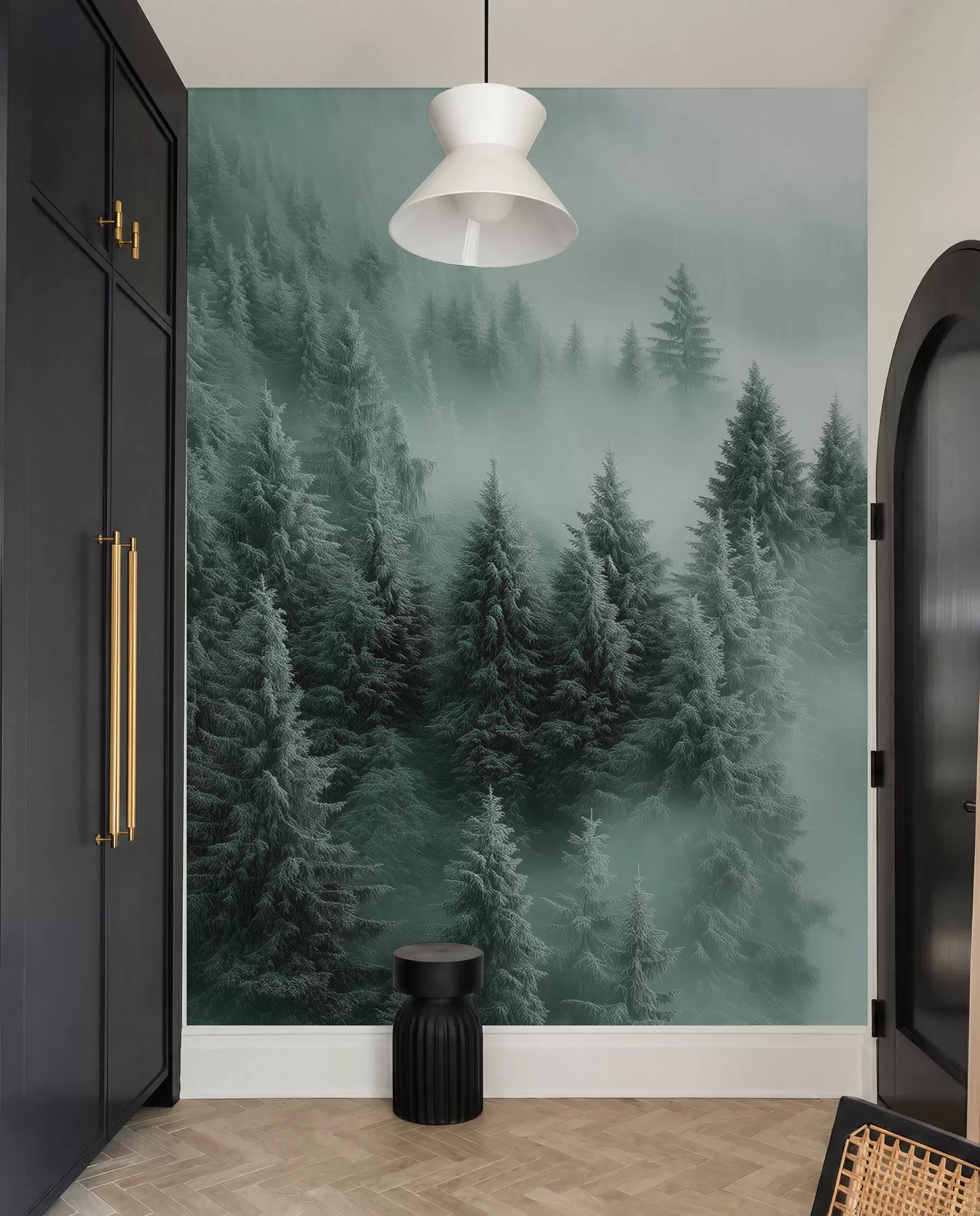 Fototapete Dichter Nebel umhüllt einen verschneiten Morgenwald in Grüntönen w02064v1