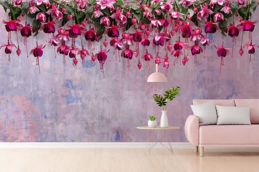 Fototapete Große fuchsia Blumen hängen von oben auf dem Hintergrund einer Retro-Wand mit Nachahmung von Schrammen w02132