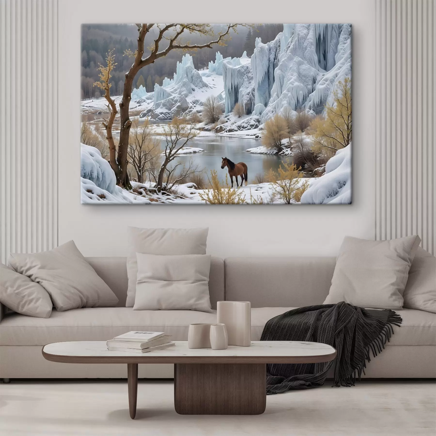 Fototapete Eine verschneite Winterlandschaft mit einem zugefrorenen See, hoch aufragenden eisigen Klippen und einem im Vordergrund stehenden Pferd s41716