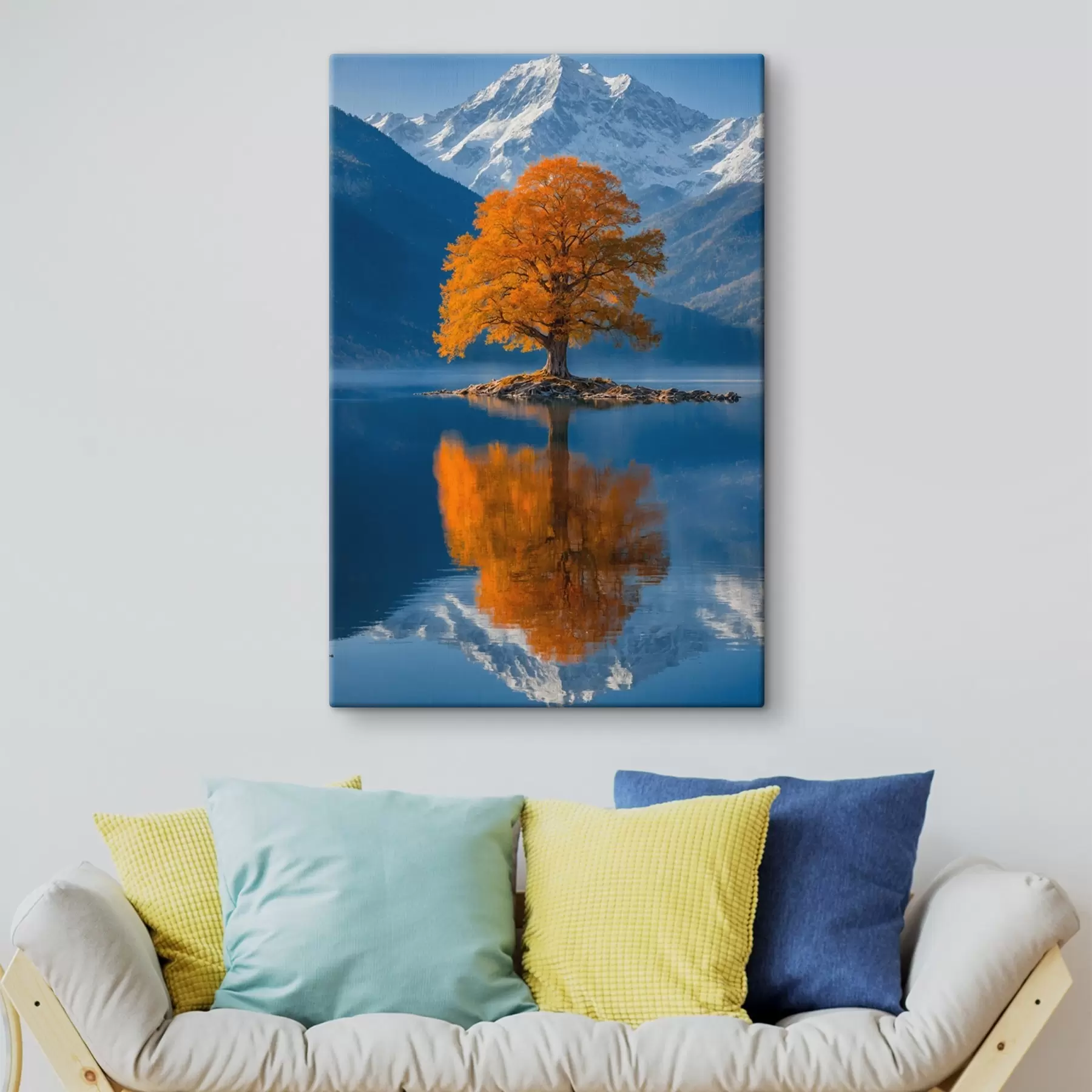 Fototapete Baum in der Mitte des Sees auf Berghintergrund s41585