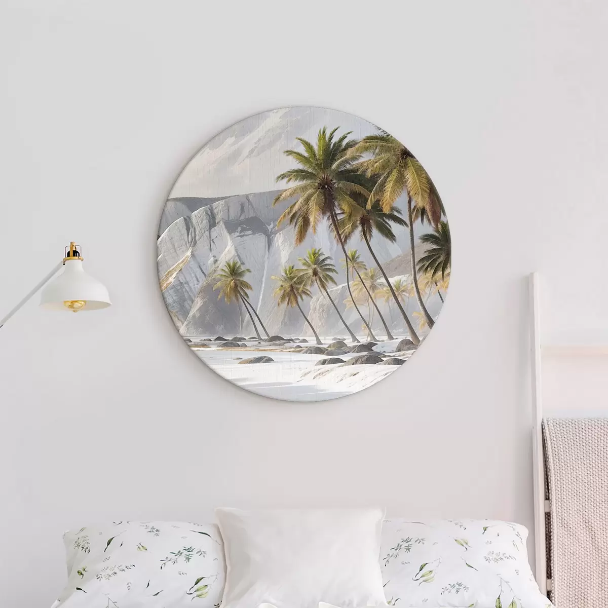 Runde Wandbilder Ein tropischer Strand mit großen Felsklippen, Palmen und einem ruhigen Meer mit Reflexionen der Klippen abstrakte Kunst r38888