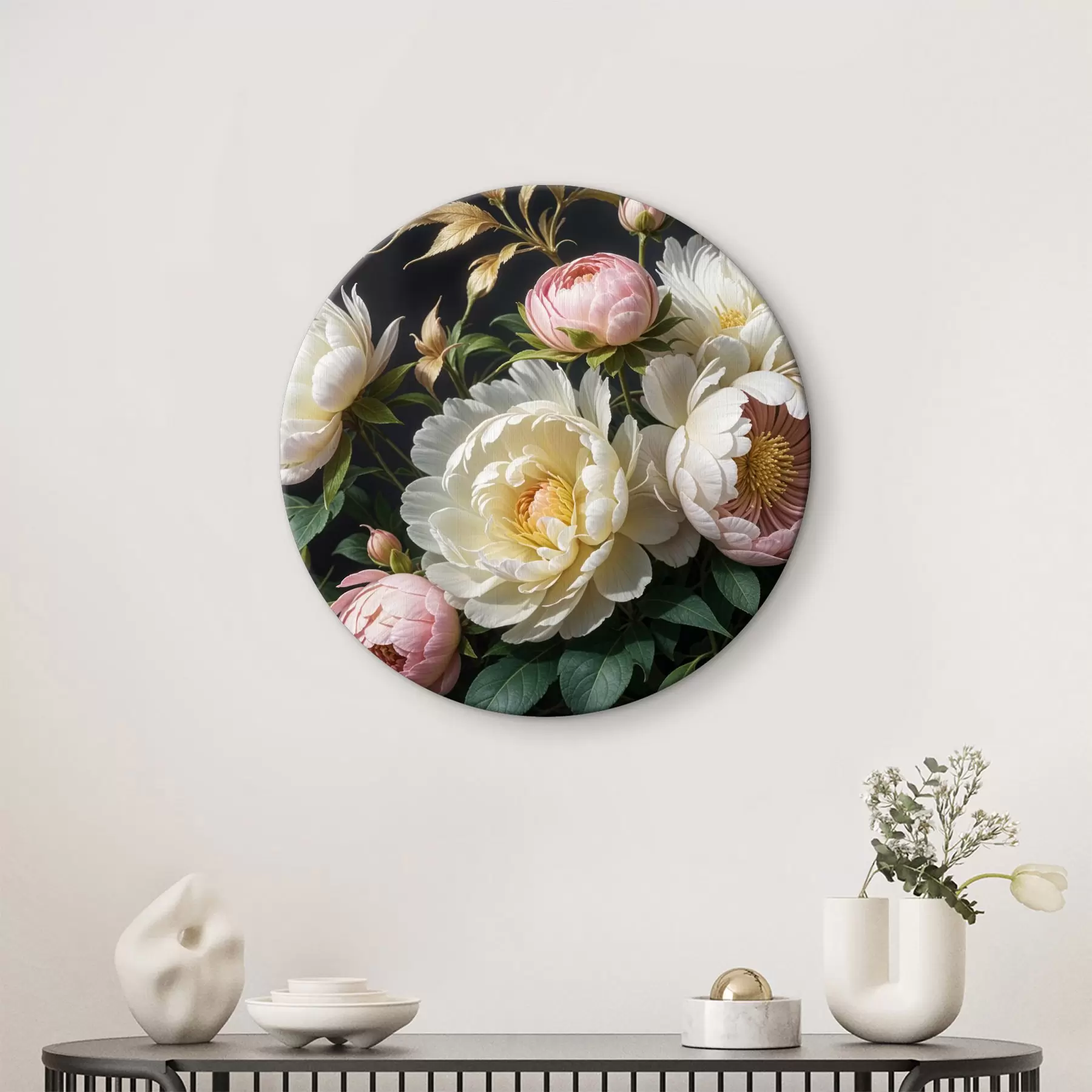 Fototapete Ein Strauß großer, üppiger weißer und rosa Pfingstrosenblüten mit grünen Blättern vor dunklem Hintergrund r40014