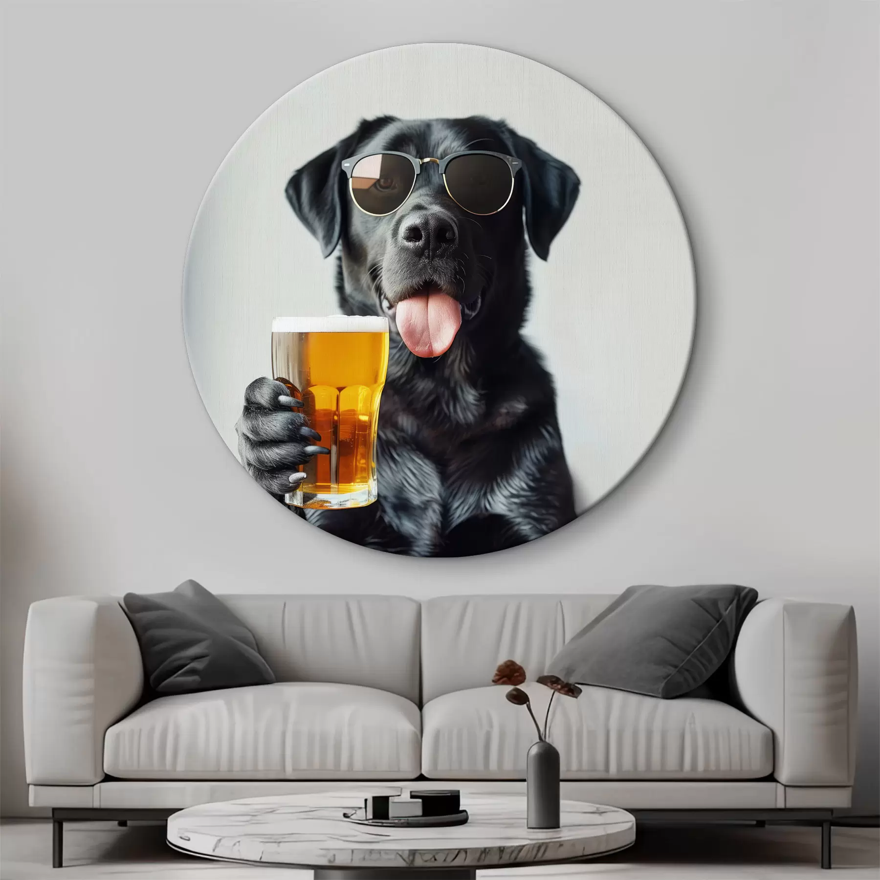 Fototapete Porträt eines schwarzen Labradors mit Sonnenbrille und einem halben Liter Bier, der direkt in die Kamera blickt r39470