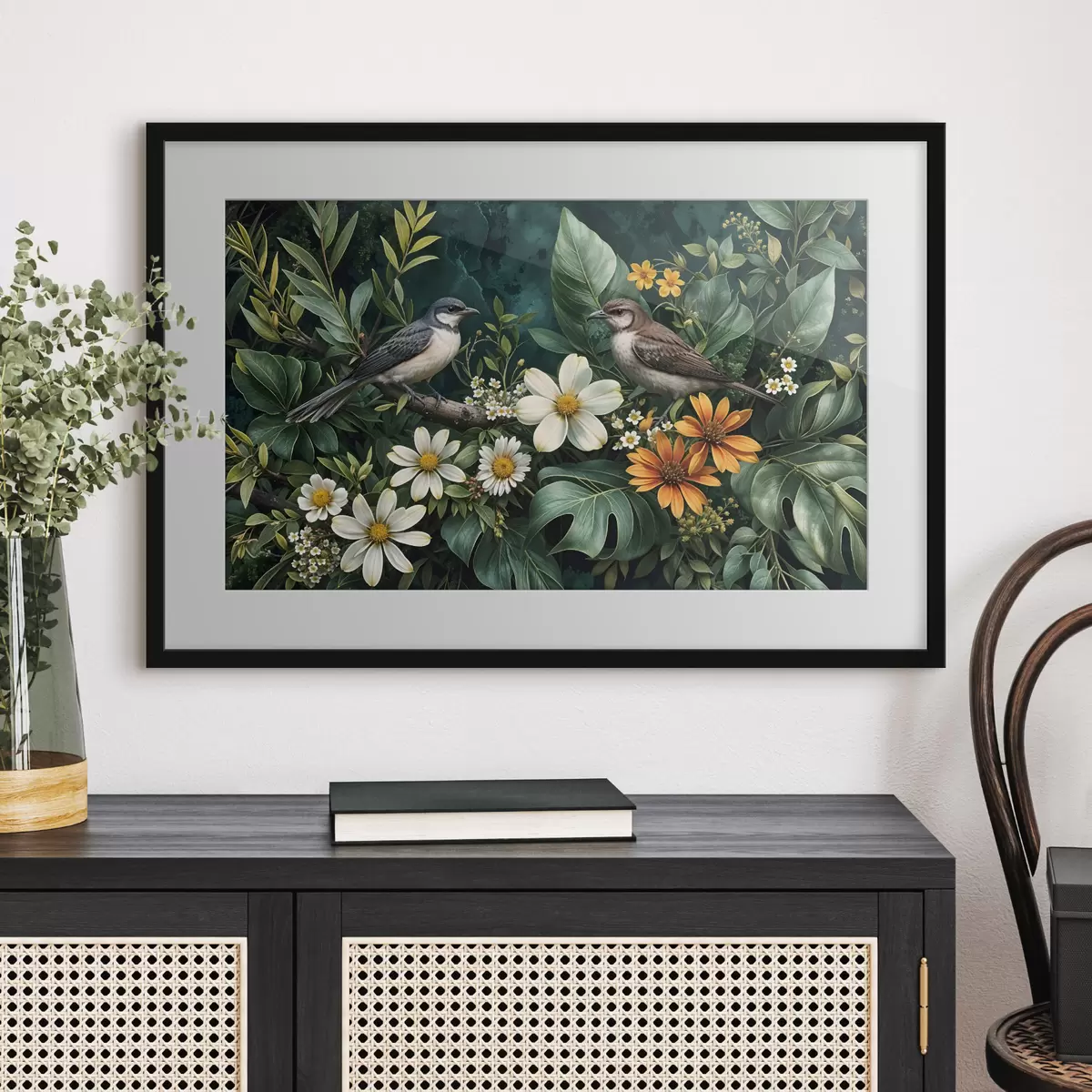 Poster Kleine Vögel sitzen auf Zweigen, umgeben von üppigem tropischen Laub, darunter große grüne Blätter und bunte Blumen f42220