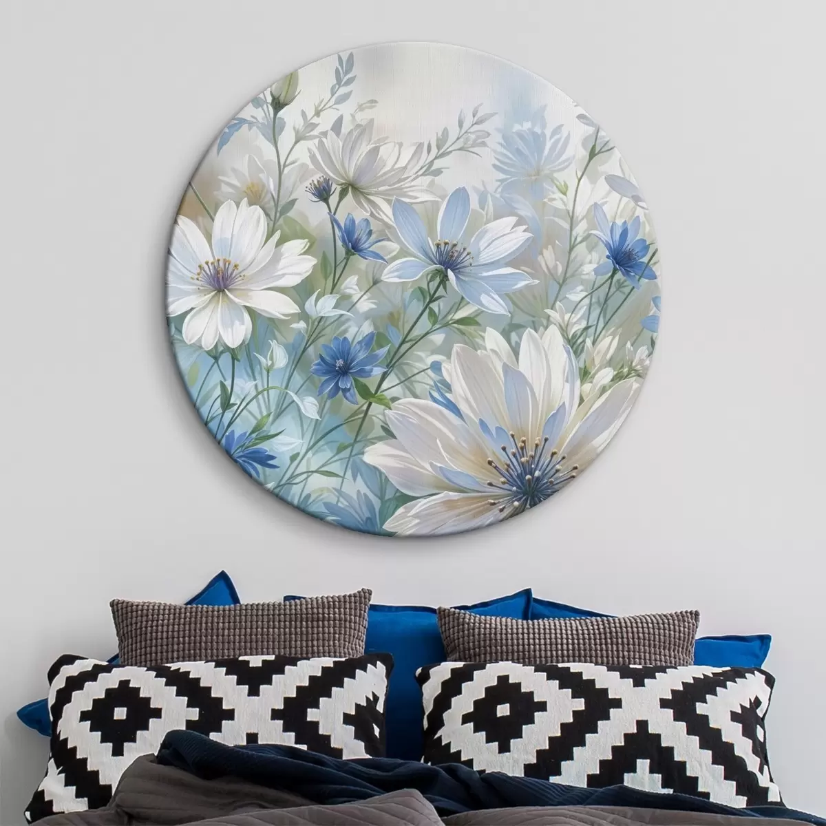 Runde Wandbilder Feld von weißen und blauen gänseblümchenartigen Blumen mit grünen Blättern und Stängeln auf einem weichen verschwommenen Hintergrund r41086
