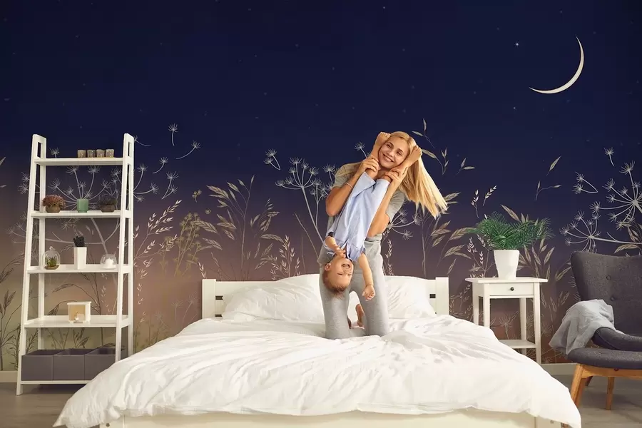 Fototapete Löwenzahn mit Wildblumen gegen einen Sonnenuntergang Hintergrund mit einem blauen Himmel und der Mond w08567