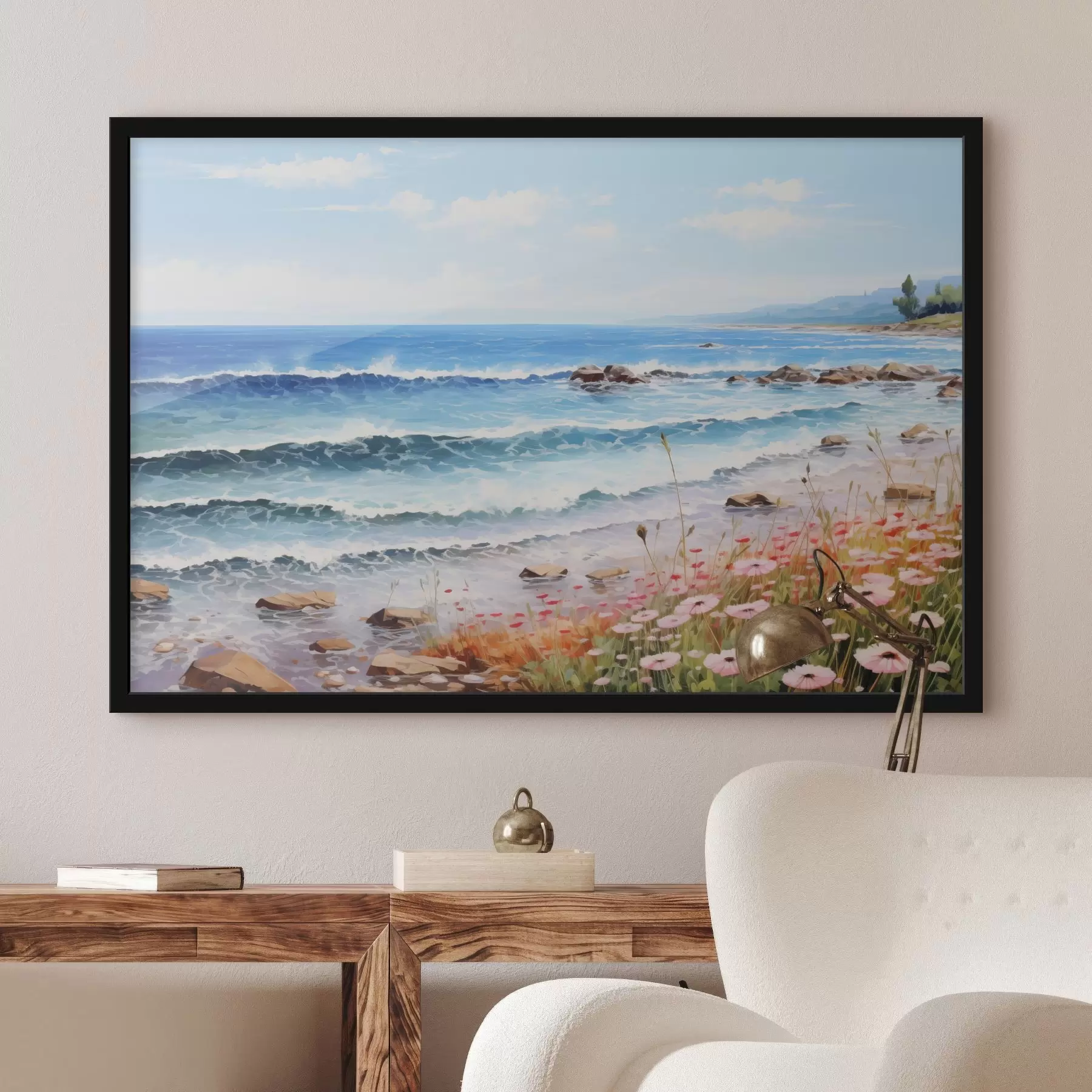 Fototapete Ein Blick aufs Meer mit türkisfarbenen Wellen, einem Kiesstrand und zartrosa Blumen im Vordergrund unter einem strahlenden Himmel. f42569