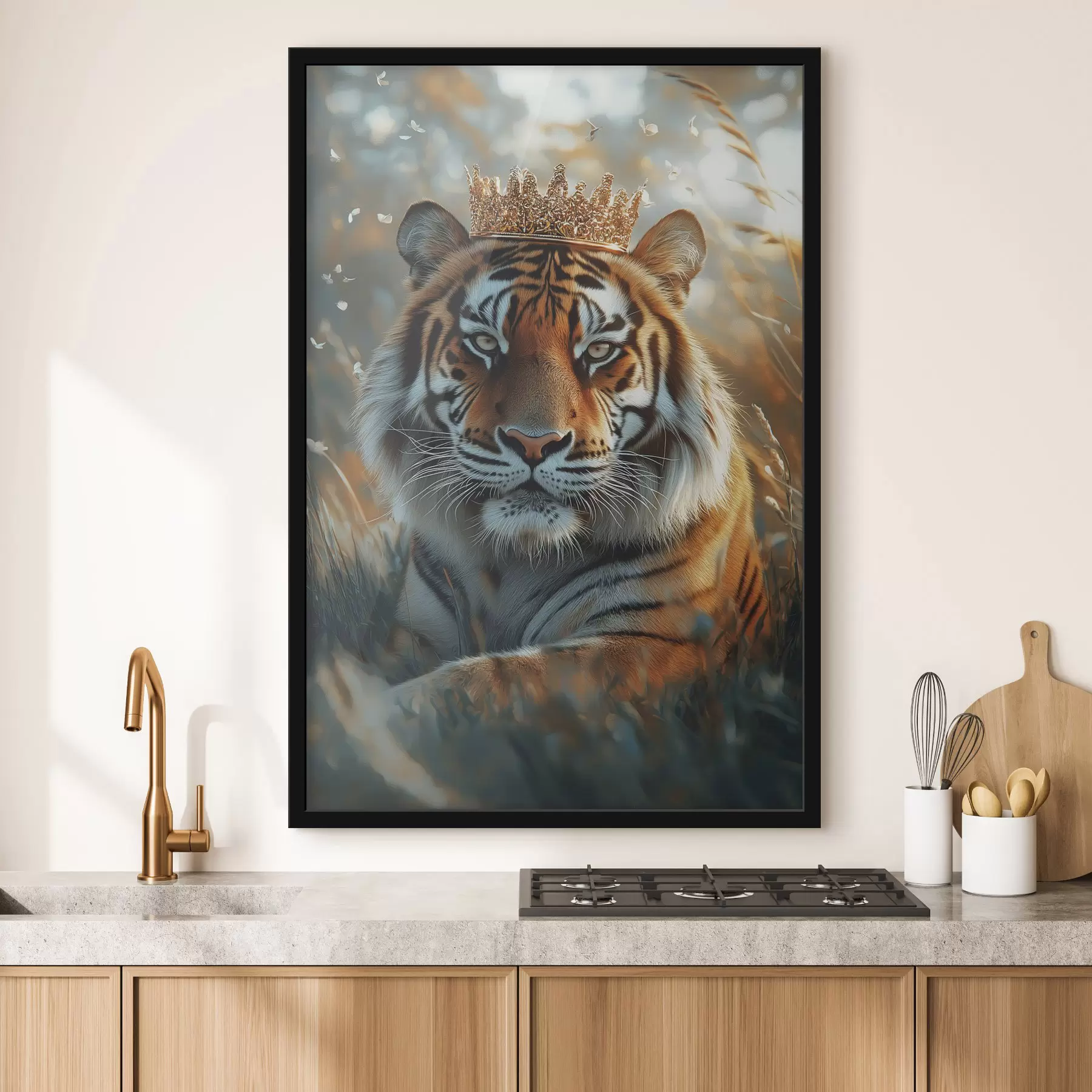 Fototapete Schöner Tiger mit goldener Krone, Sommerwiese, Realismus f42786
