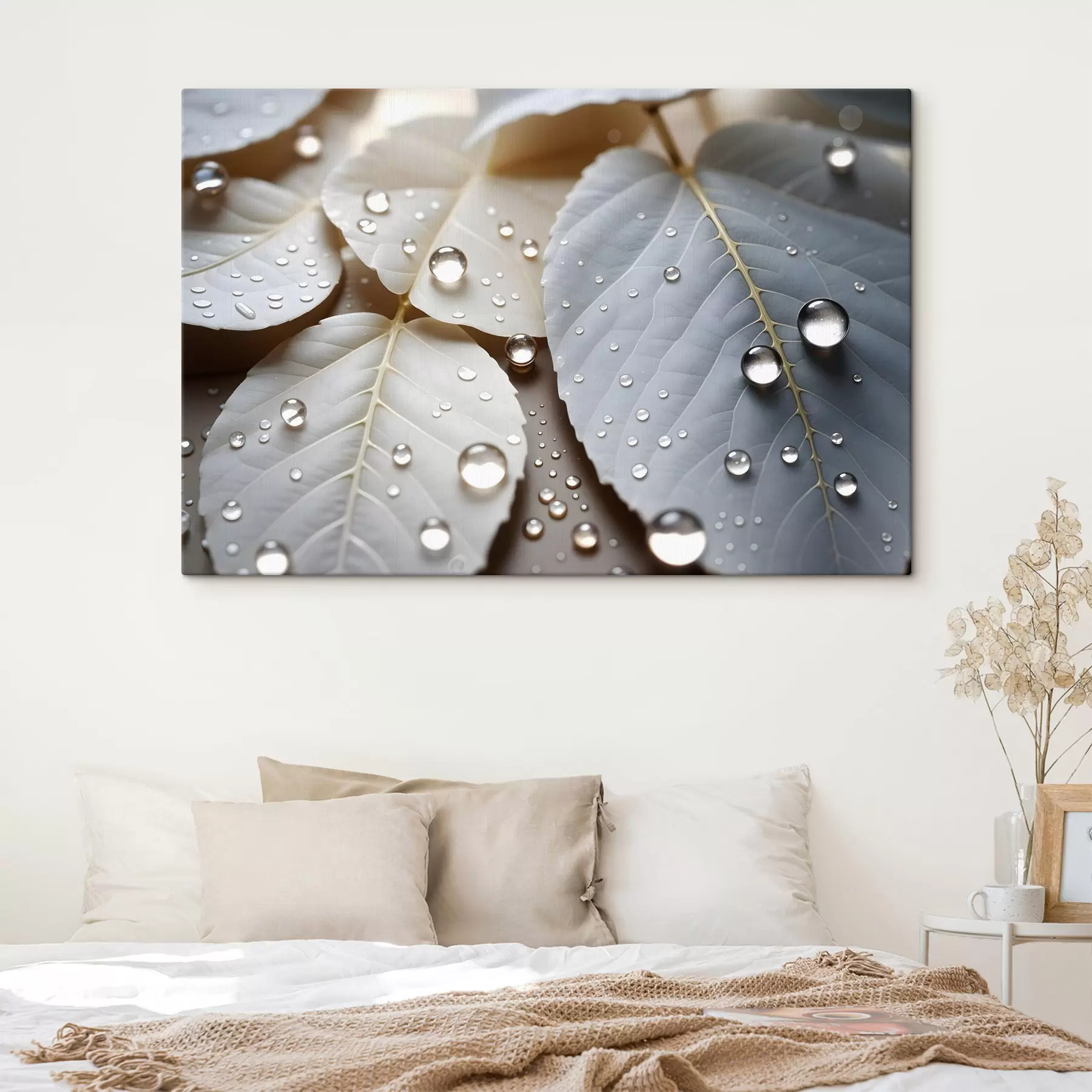 Fototapete Nahaufnahme von weißen Blättern, die mit Wassertropfen bedeckt sind, eine minimalistische Komposition, neutraler Hintergrund s43159