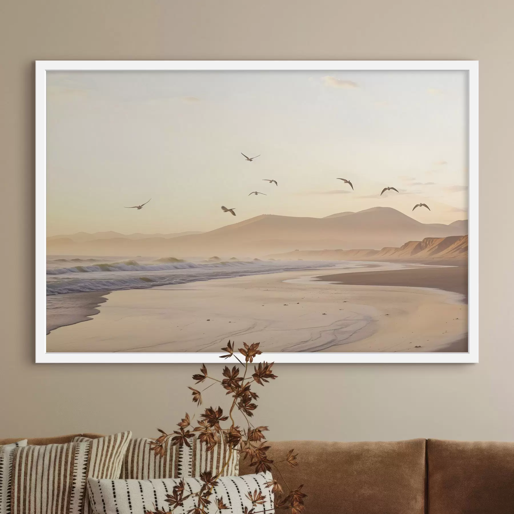 Fototapete Vögel fliegen über den Strand mit Meer, Berge im Hintergrund, warme Farben, weiche Pastellpalette f43162
