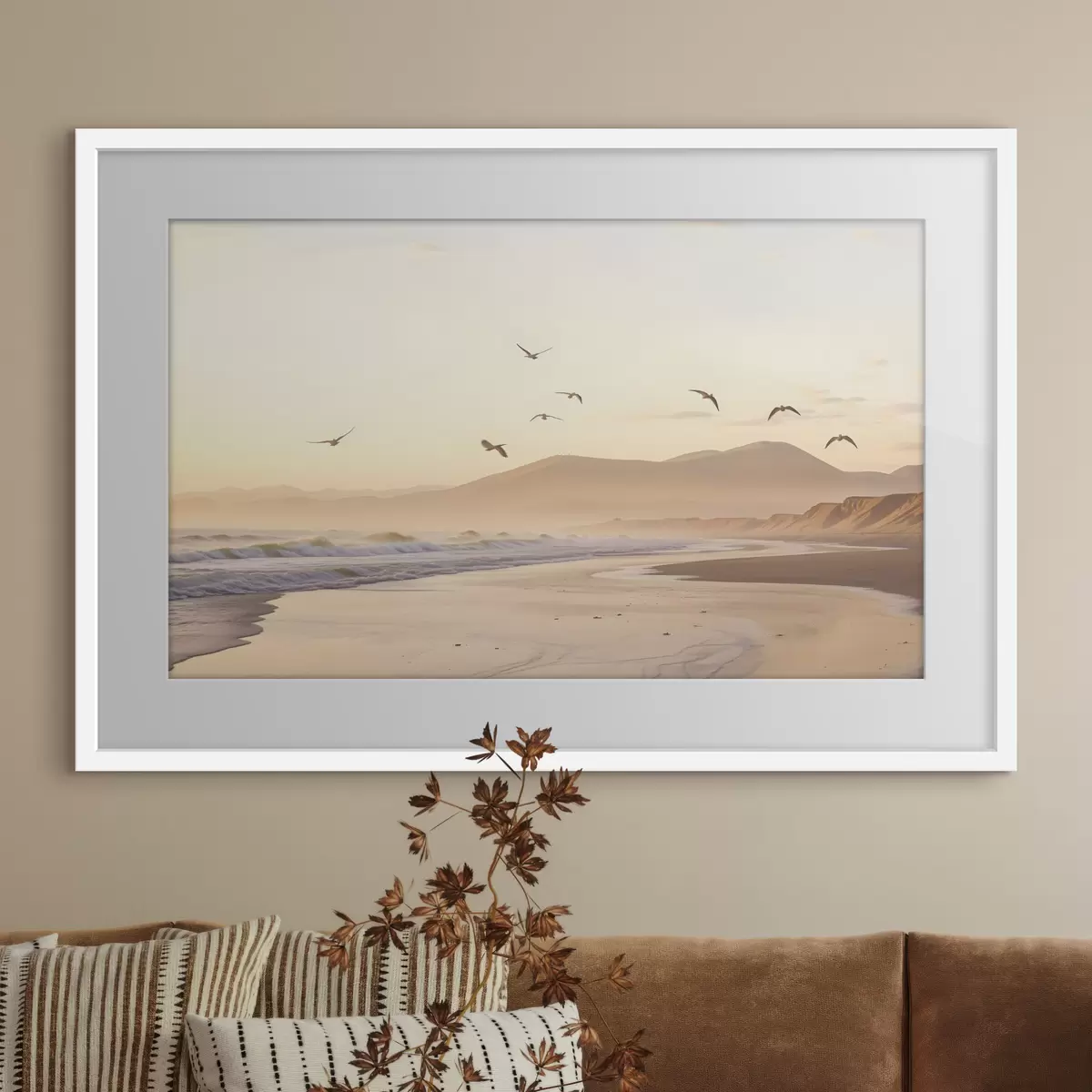 Poster Vögel fliegen über den Strand mit Meer, Berge im Hintergrund, warme Farben, weiche Pastellpalette f43162