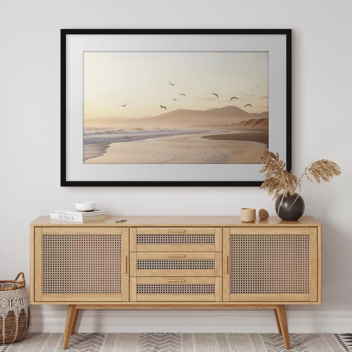 Poster Vögel fliegen über den Strand mit Meer, Berge im Hintergrund, warme Farben, weiche Pastellpalette f43162