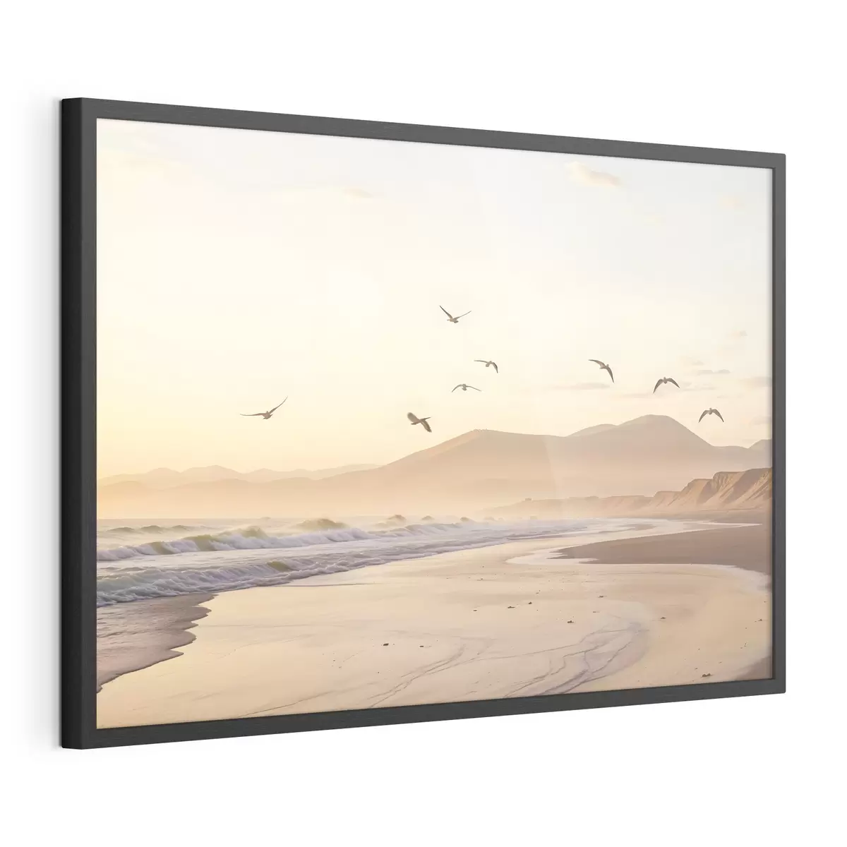 Poster Vögel fliegen über den Strand mit Meer, Berge im Hintergrund, warme Farben, weiche Pastellpalette f43162