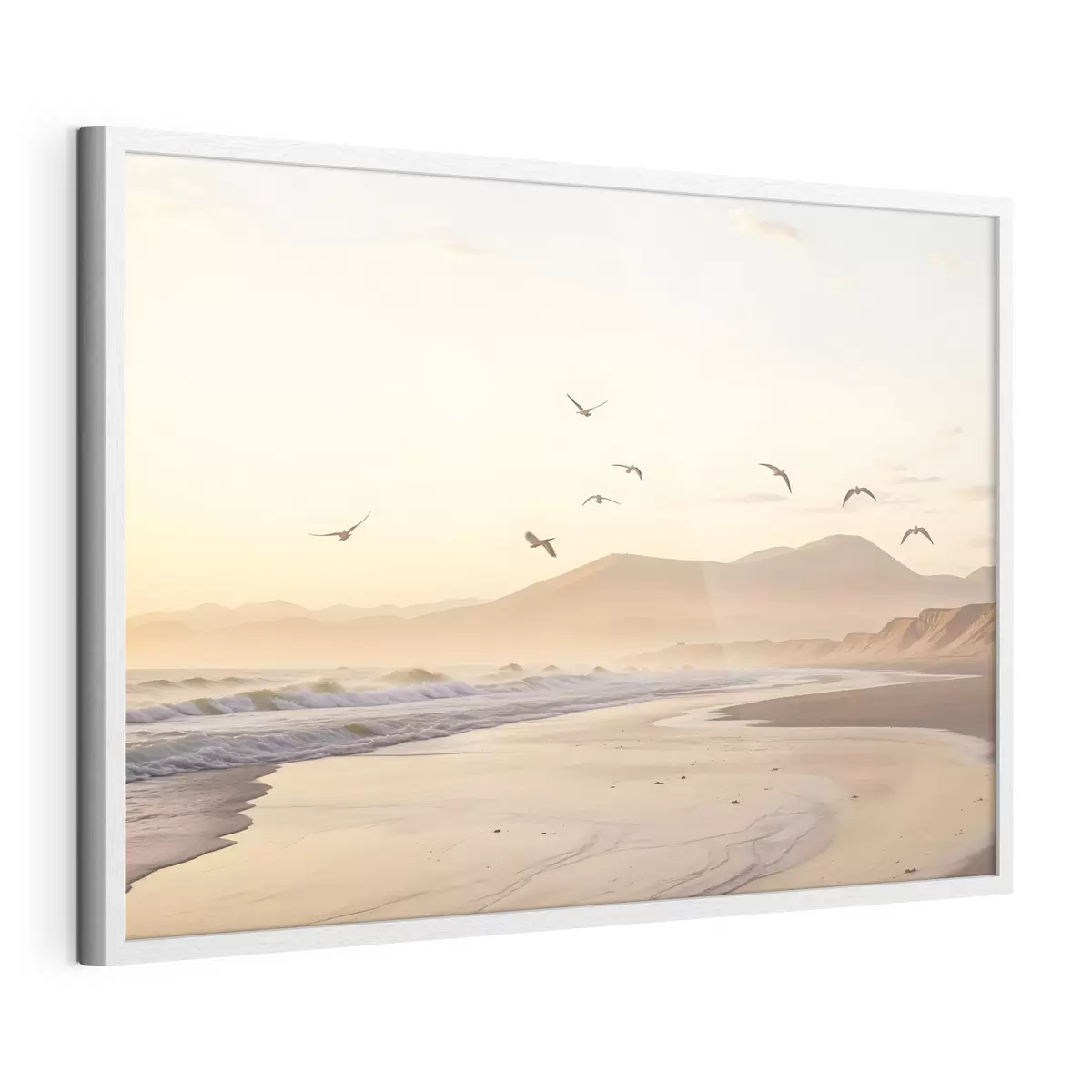 Poster Vögel fliegen über den Strand mit Meer, Berge im Hintergrund, warme Farben, weiche Pastellpalette f43162