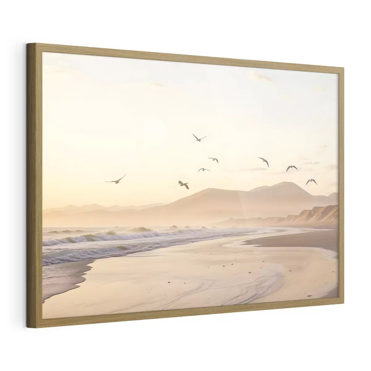 Poster Vögel fliegen über den Strand mit Meer, Berge im Hintergrund, warme Farben, weiche Pastellpalette f43162