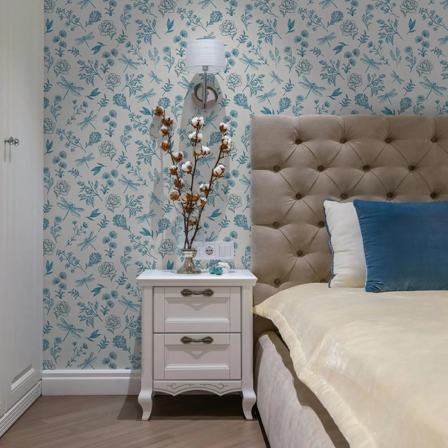 Fototapete Blaue Blumen, Blätter und Libellen auf weißem Hintergrund a00025 Fototapete Blaue Blumen, Blätter und Libellen auf weißem Hintergrund a00025