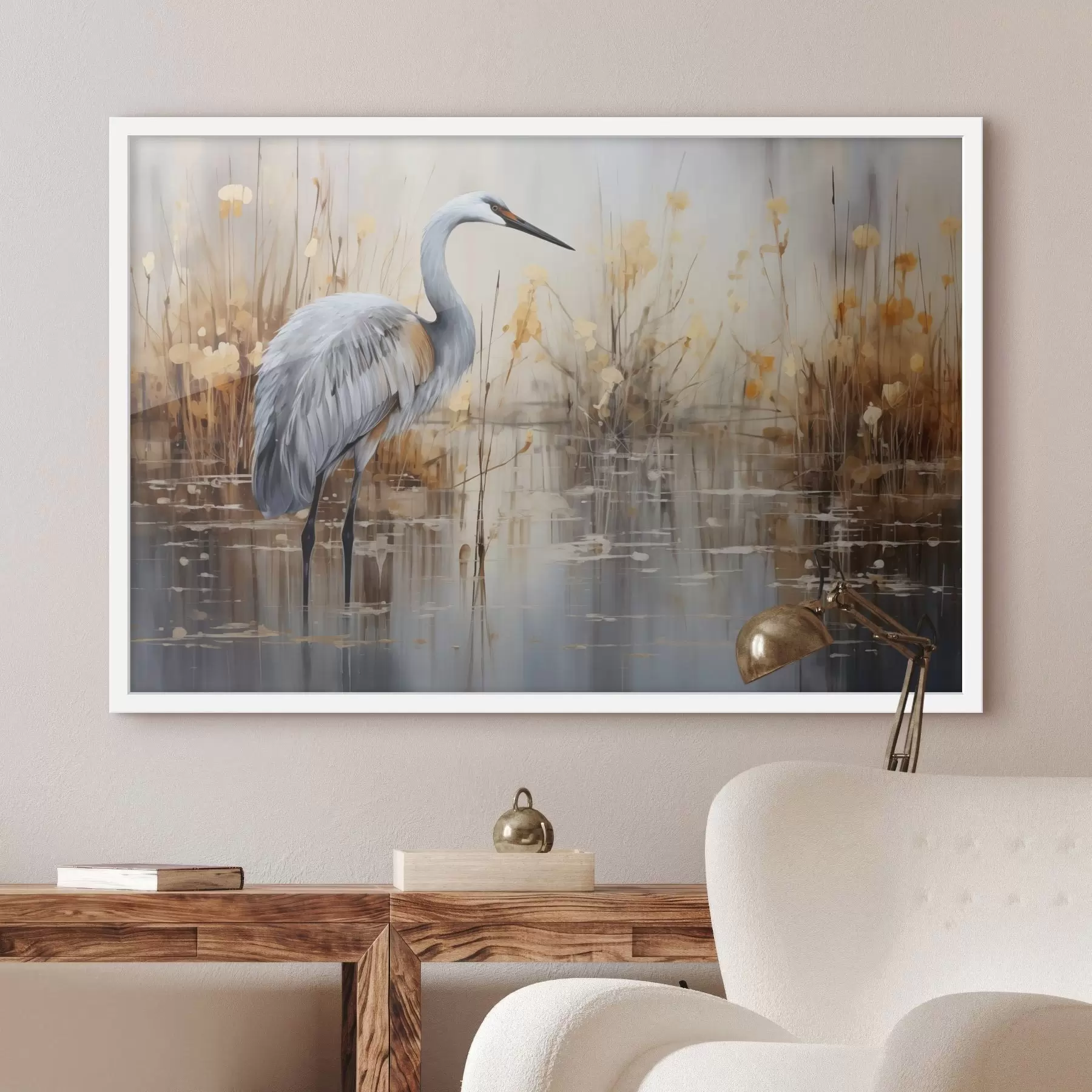 Fototapete Ein Graureiher steht in einem Teich, umgeben von hohen, dünnen Pflanzen, der Hintergrund ist eine weiche Mischung aus Beige und Weiß f43398