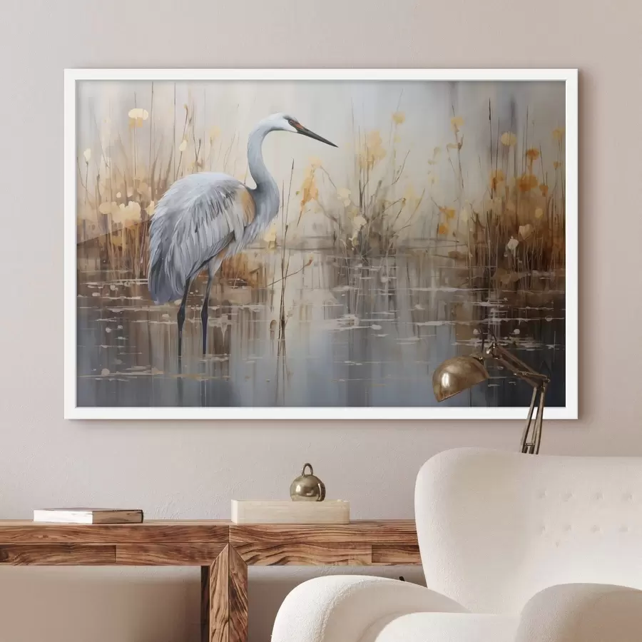 Fototapete Ein Graureiher steht in einem Teich, umgeben von hohen, dünnen Pflanzen, der Hintergrund ist eine weiche Mischung aus Beige und Weiß f43398