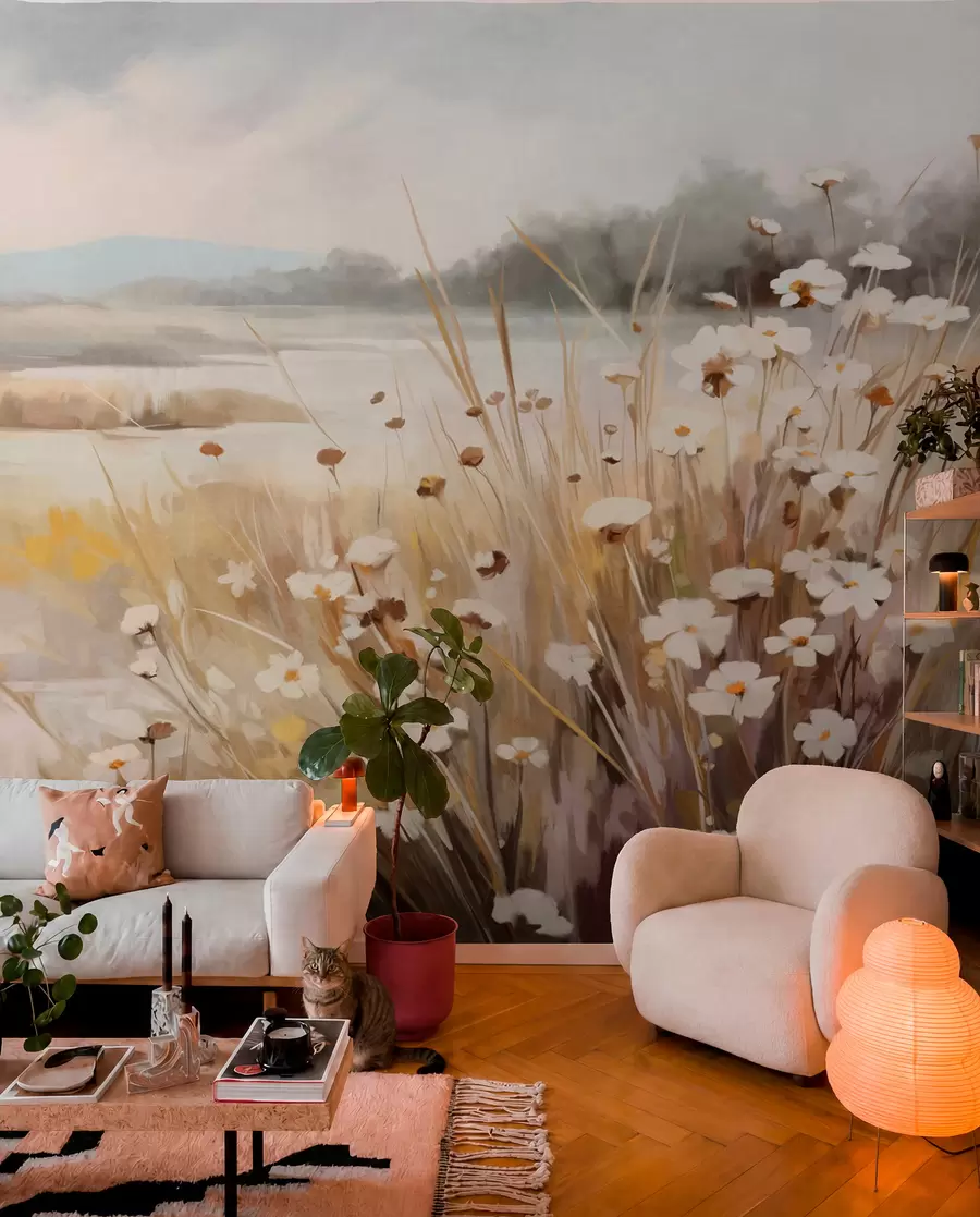 Fototapete Feld mit hohem Gras und weißen Gänseblümchen, Bäume im Hintergrund, unter einem bewölkten Himmel, strukturierte Landschaft, weiche Pinselstriche w09139