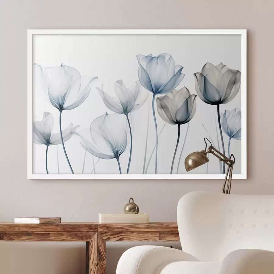 Fototapete Transluzente blaue und weiße Tulpen mit langen Stielen, vor einem schlichten weißen Hintergrund f44409