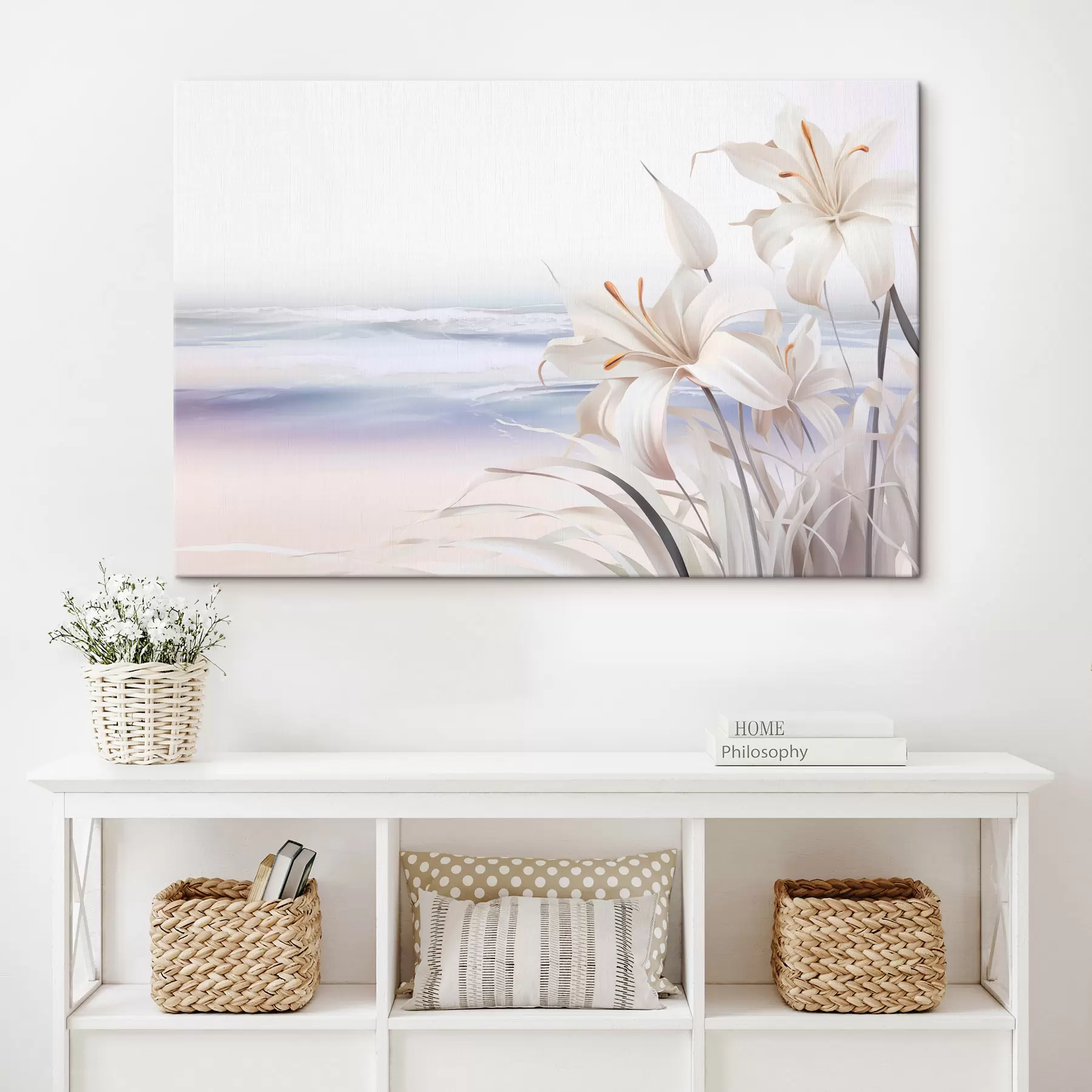 Fototapete Weiße Lilien mit orangefarbenen Blütenstempeln und langen Blättern an einem Strand mit sanften Wellen im Hintergrund, Pastellfarben s44850