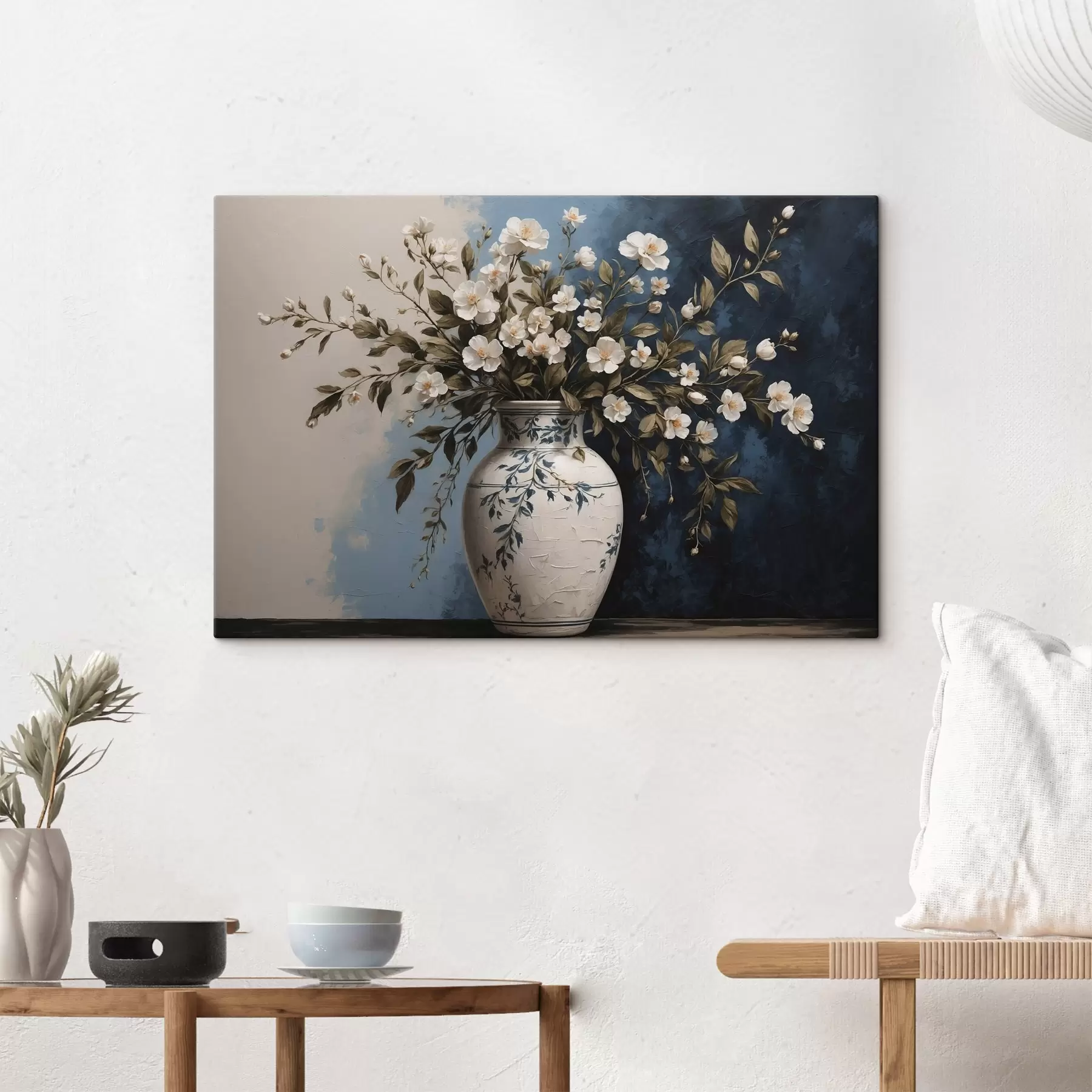 Fototapete Weiße und gelbe Blumen in einer großen Vase auf blauem Hintergrund s44893