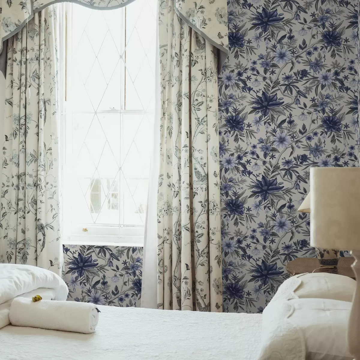 Tapete Blaue und graue Blumen auf einem hellen Hintergrund a00304