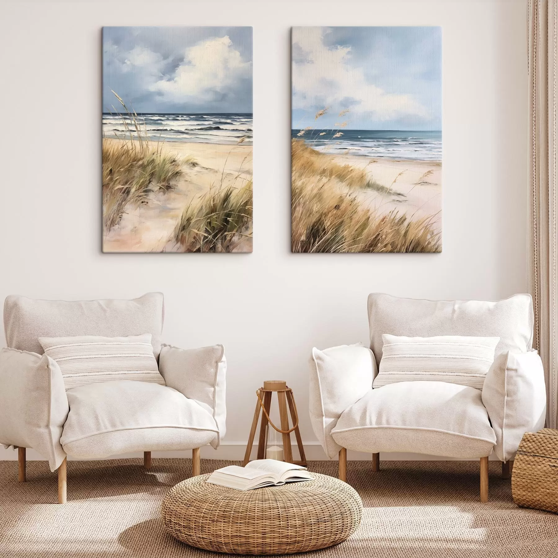 Fototapete Ein Sandstrand mit hohem Gras im Vordergrund, das Meer mit Wellen und ein bewölkter Himmel im Hintergrund m00521