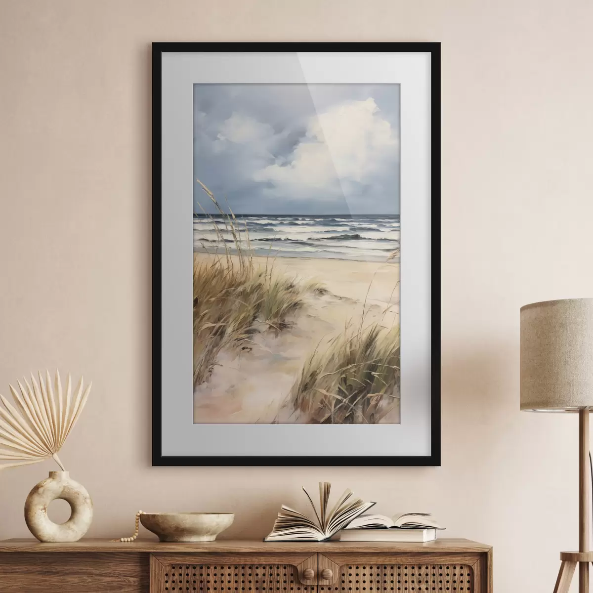 Poster Ein Sandstrand mit hohem Gras im Vordergrund, das Meer mit Wellen und ein bewölkter Himmel im Hintergrund f45173